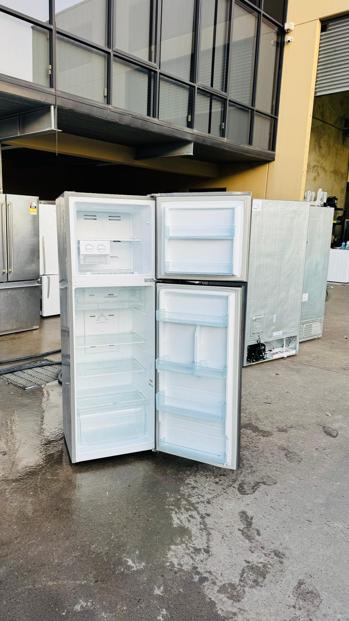 HISENSE 272 LITRES FRIDGE FREEZER