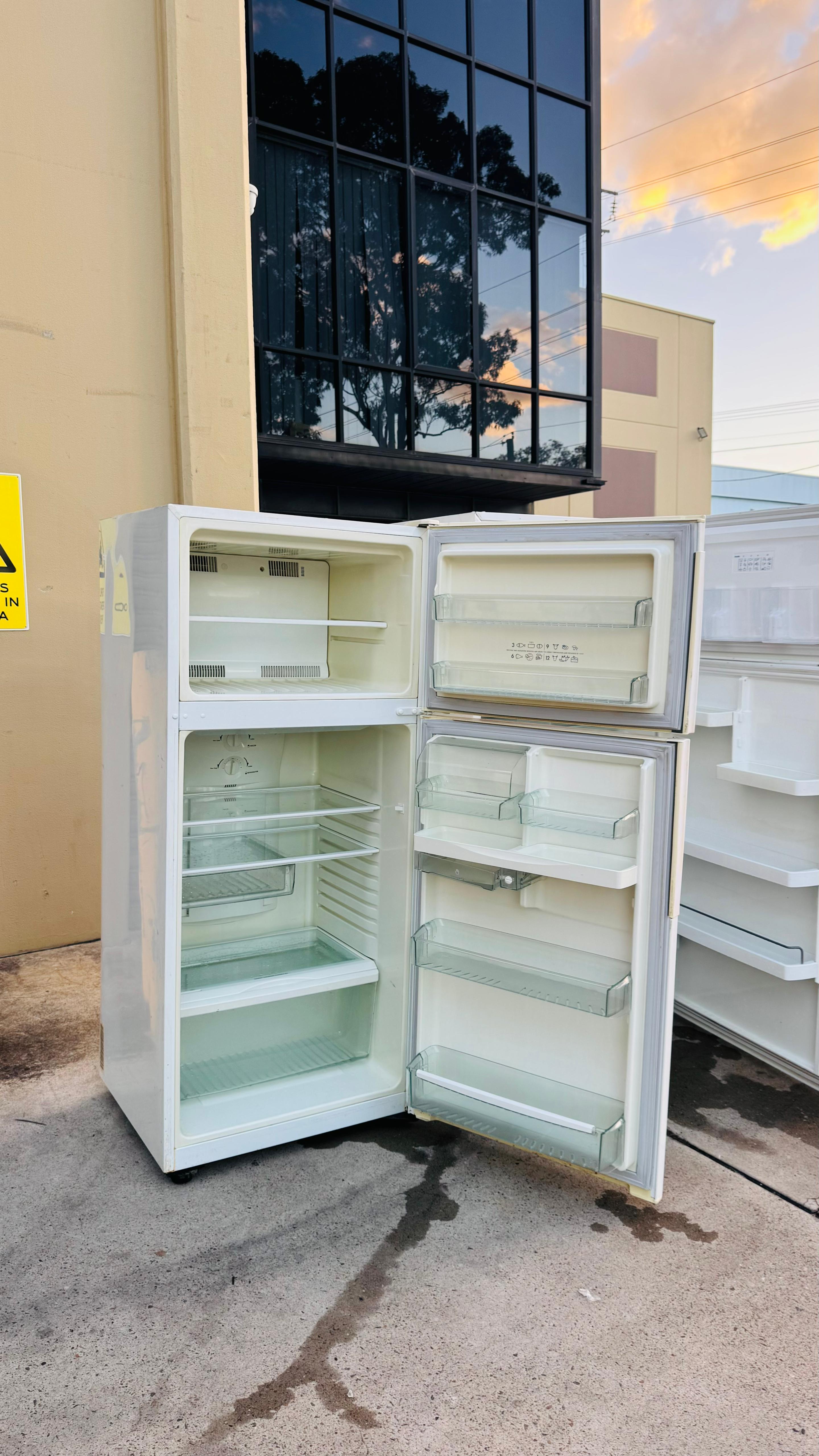 WESTINGHOUSE 416 LITRES FRIDGE FREEZER