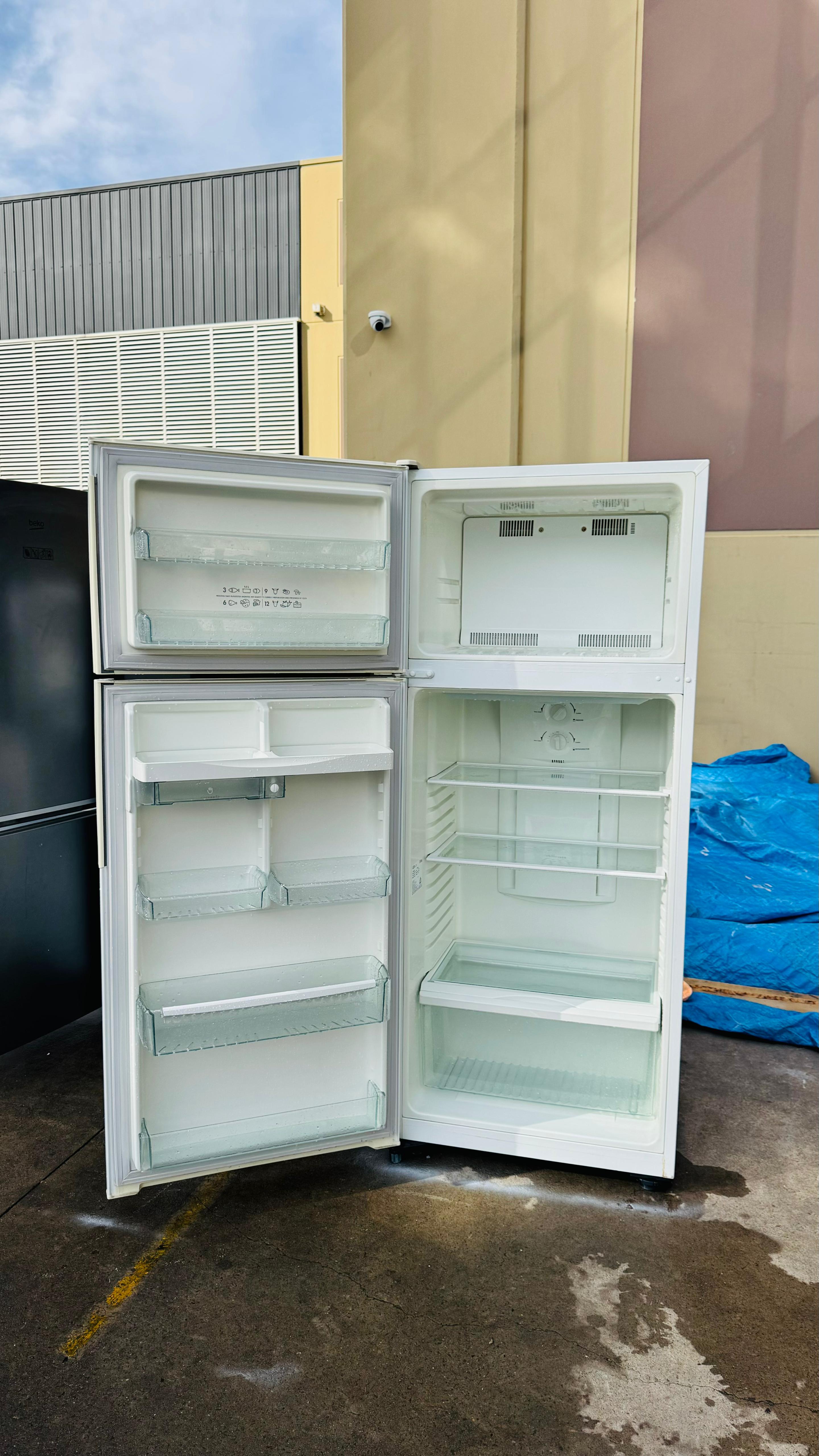 WESTINGHOUSE 393 LITRES FRIDGE FREEZER