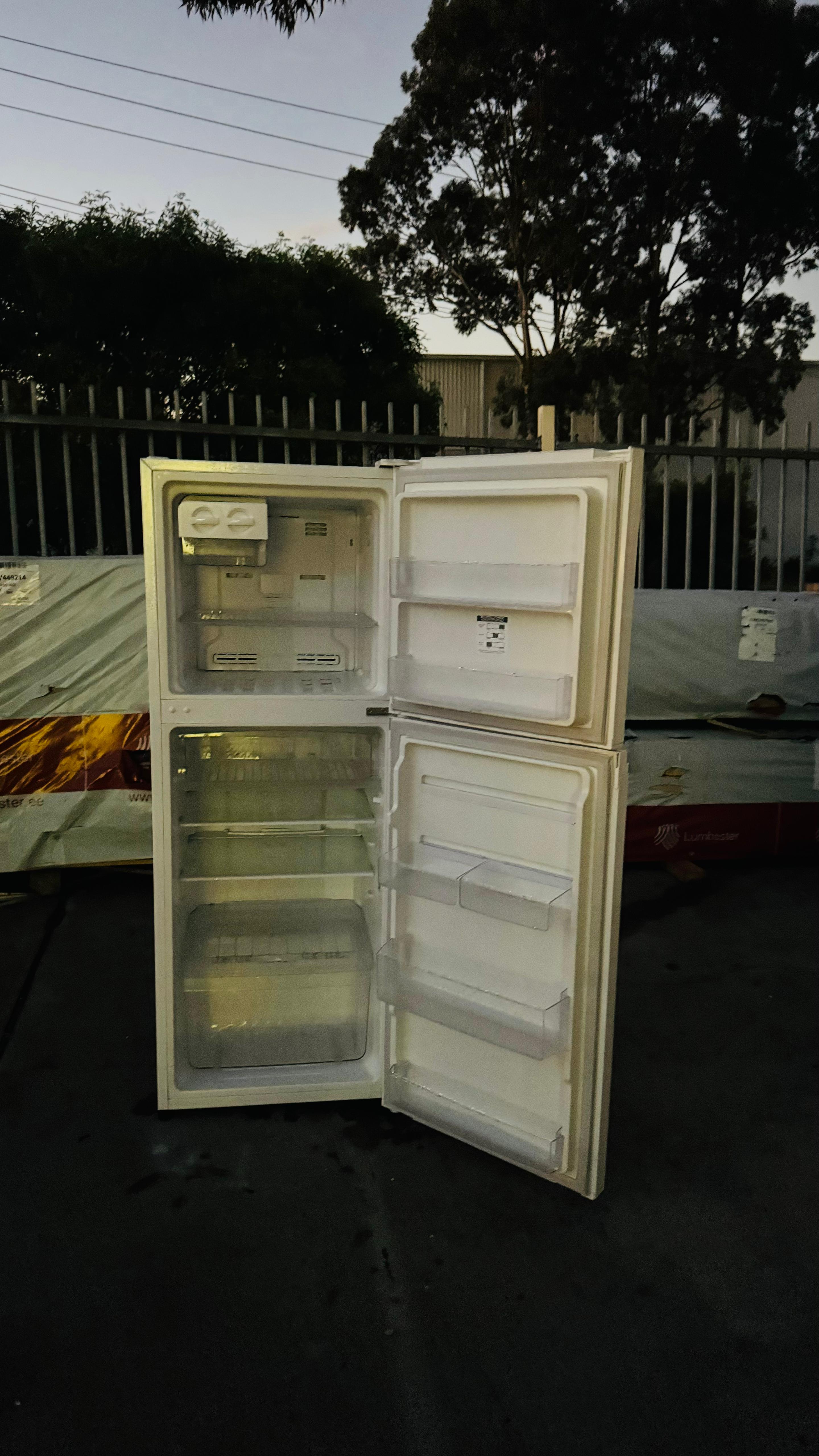WESTINGHOUSE 245 LITERS FRIDGE FREEZER