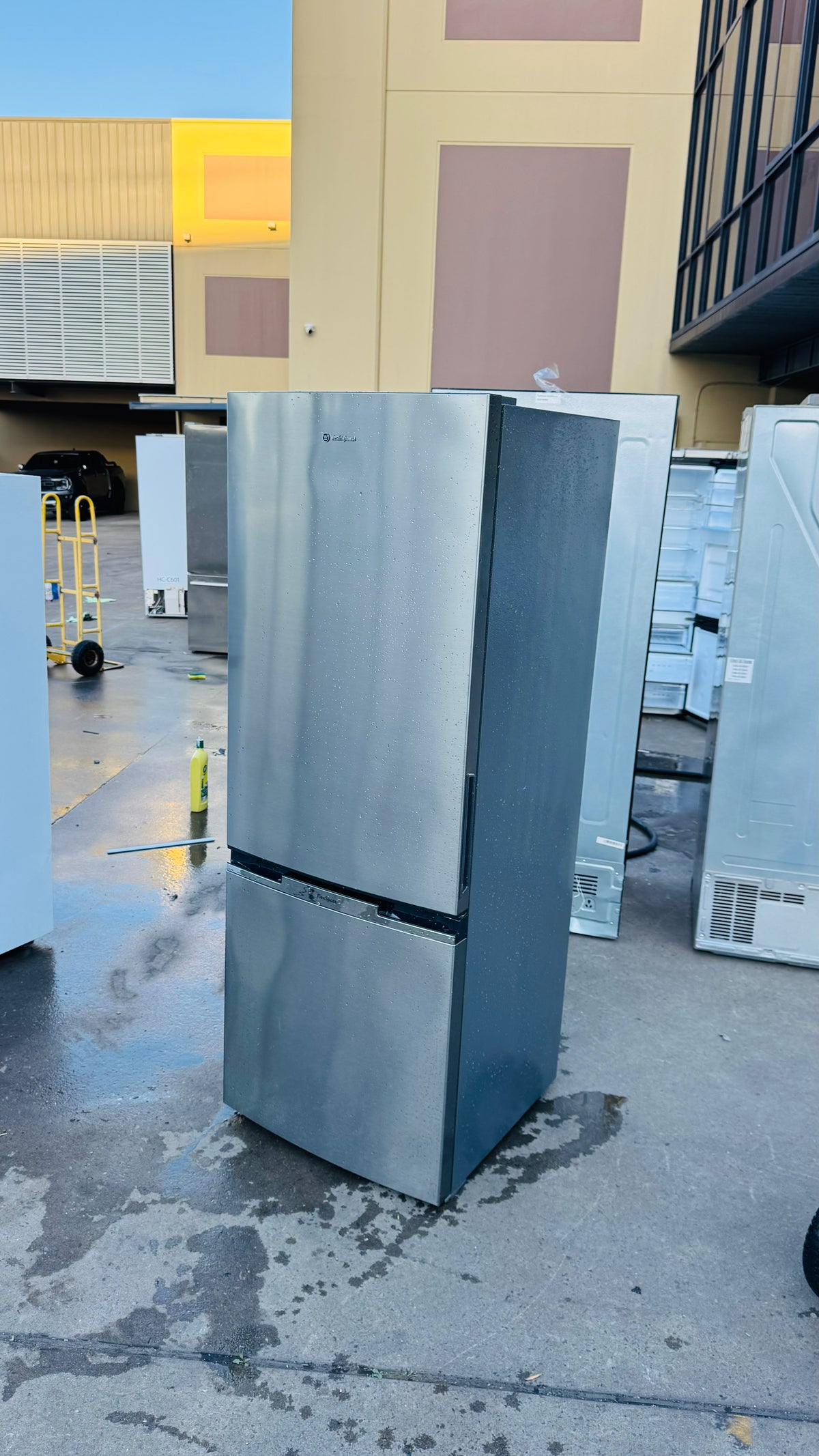 WESTINGHOUSE 340 LITRES FRIDGE FREEZER