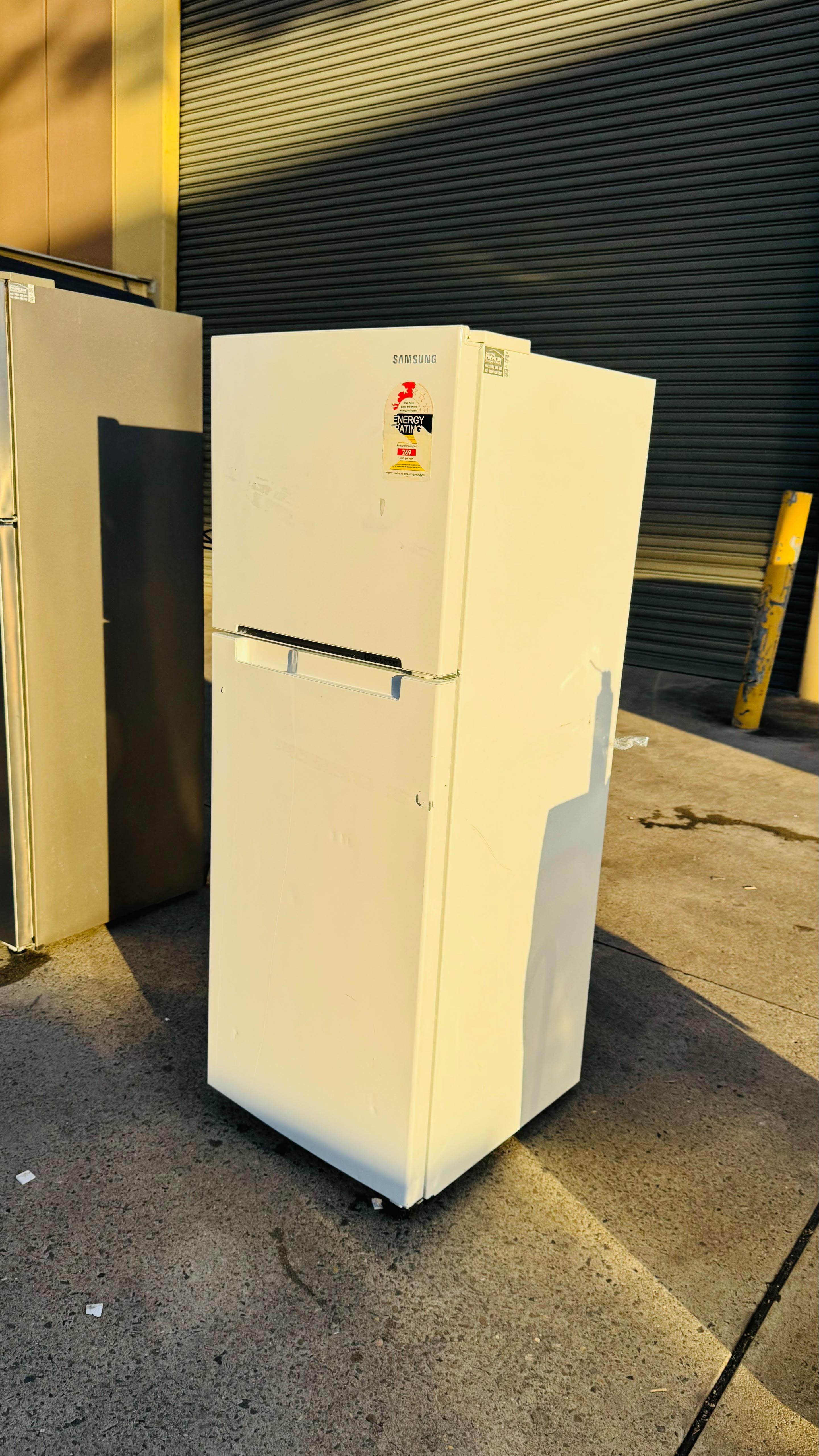 SAMSUNG 255 LITRES FRIDGE FREEZER