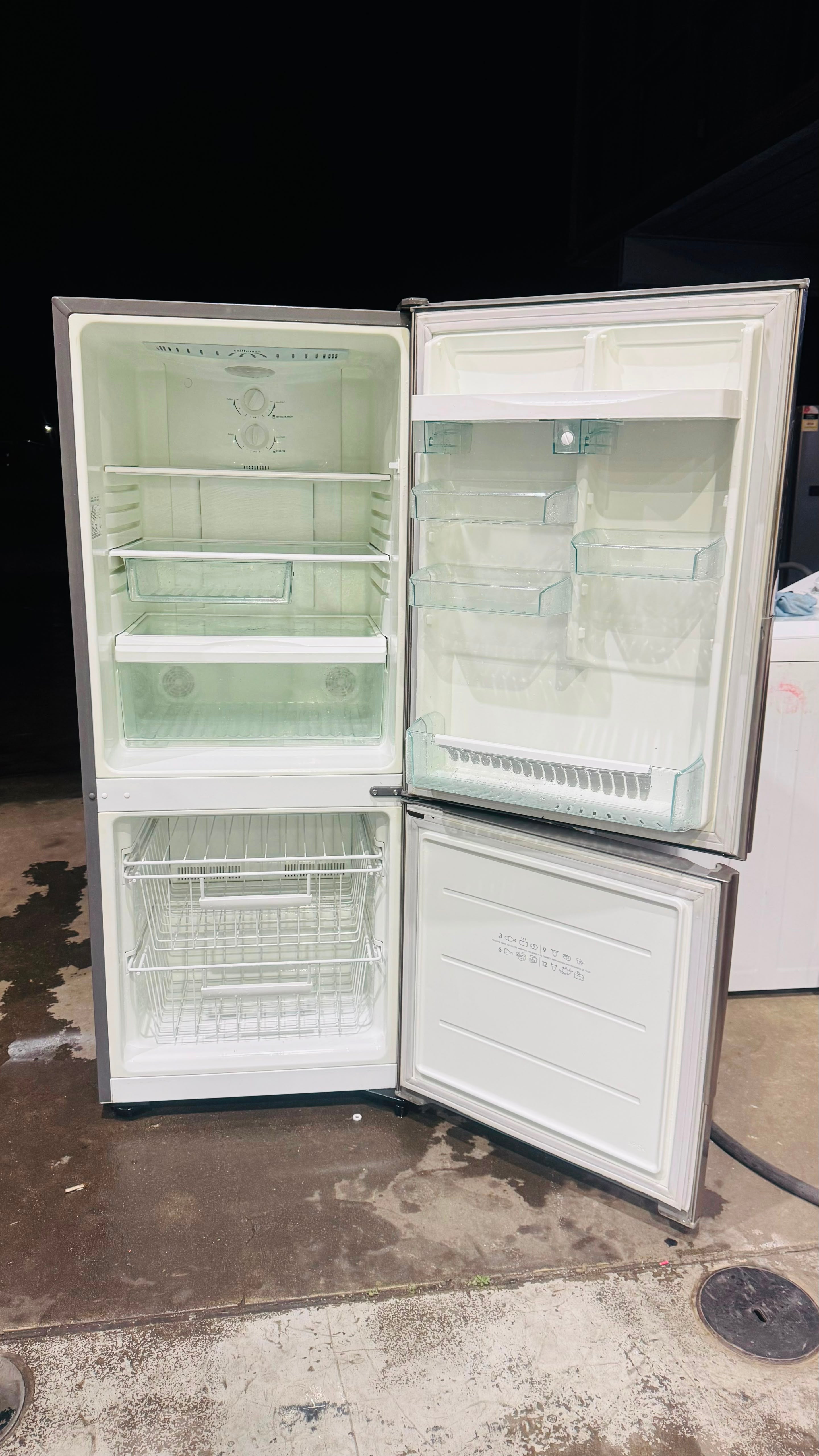 WESTINGHOUSE 370 LITRES FRIDGE FREEZER