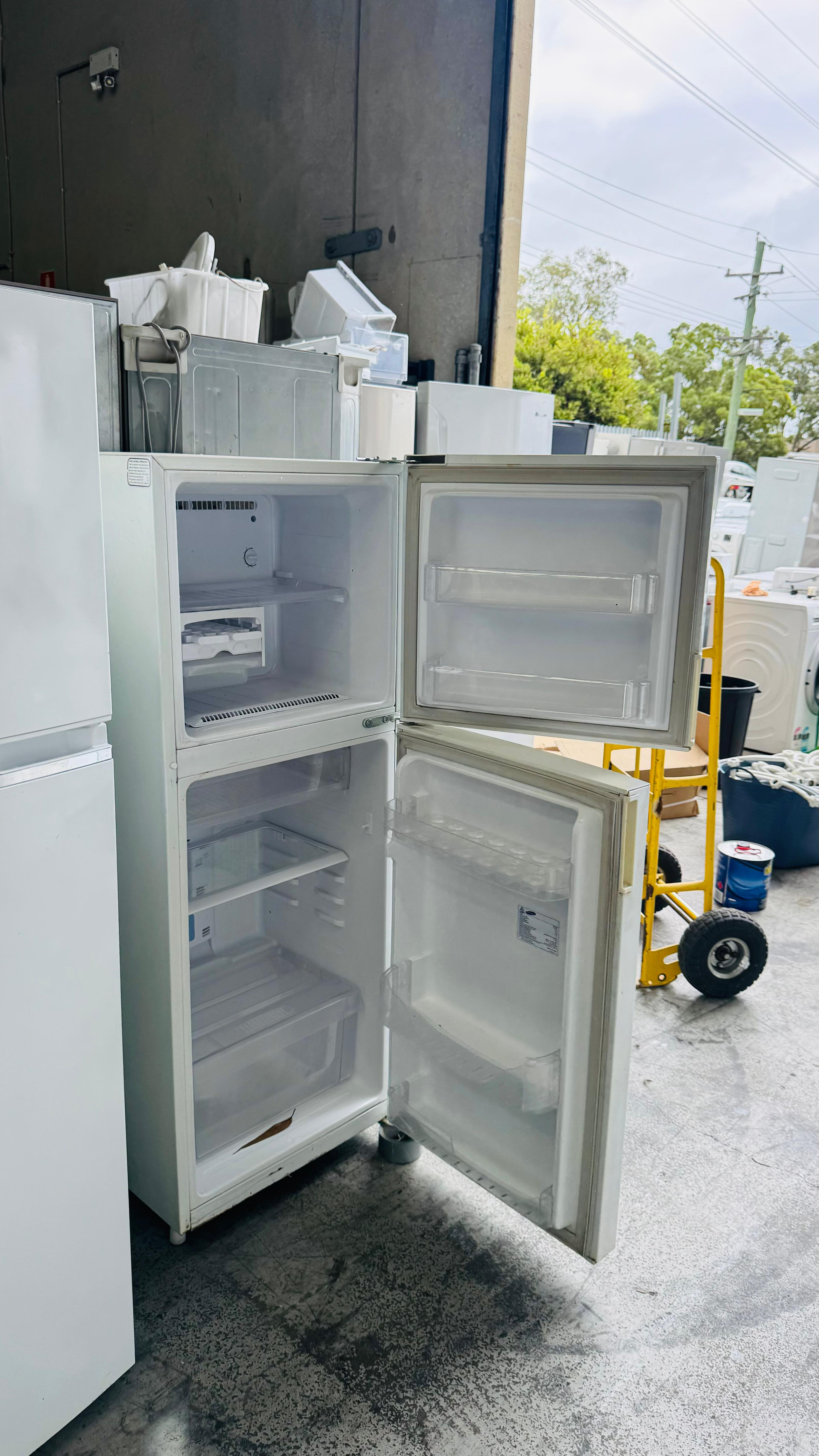 SAMSUNG 216 LITRES FRIDGE FREEZER