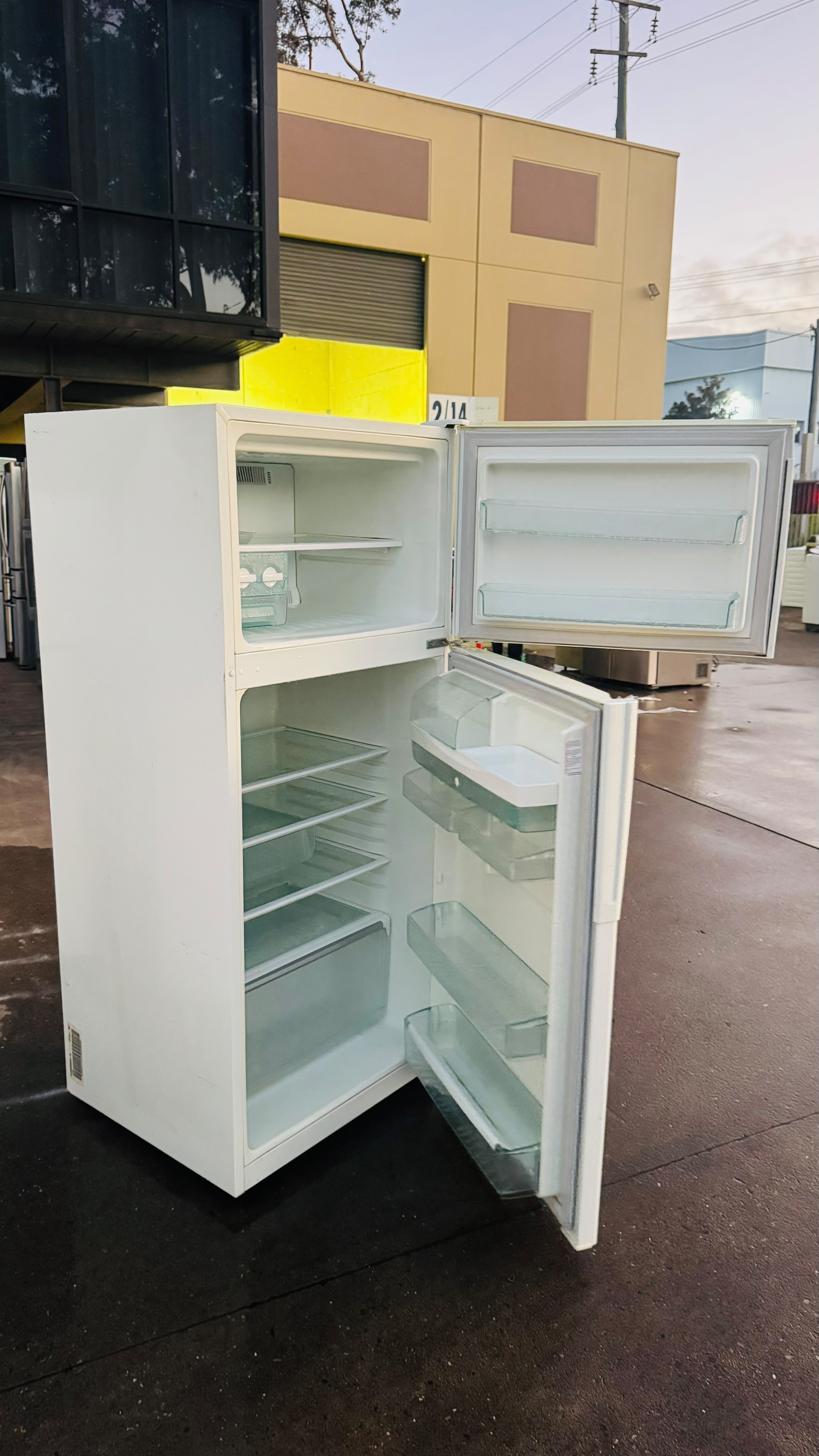 WESTINGHOUSE 420 LITRES FRIDGE FREEZER