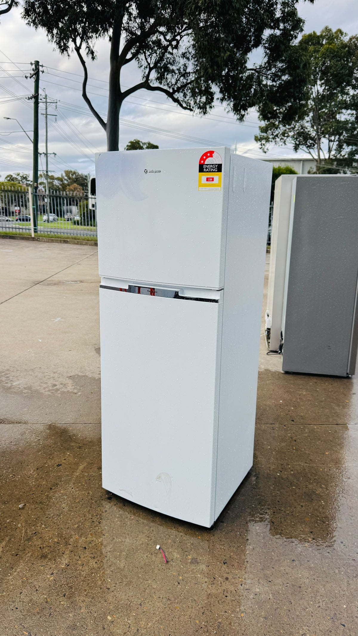 WESTINGHOUSE 339 LITRES FRIDGE FREEZER