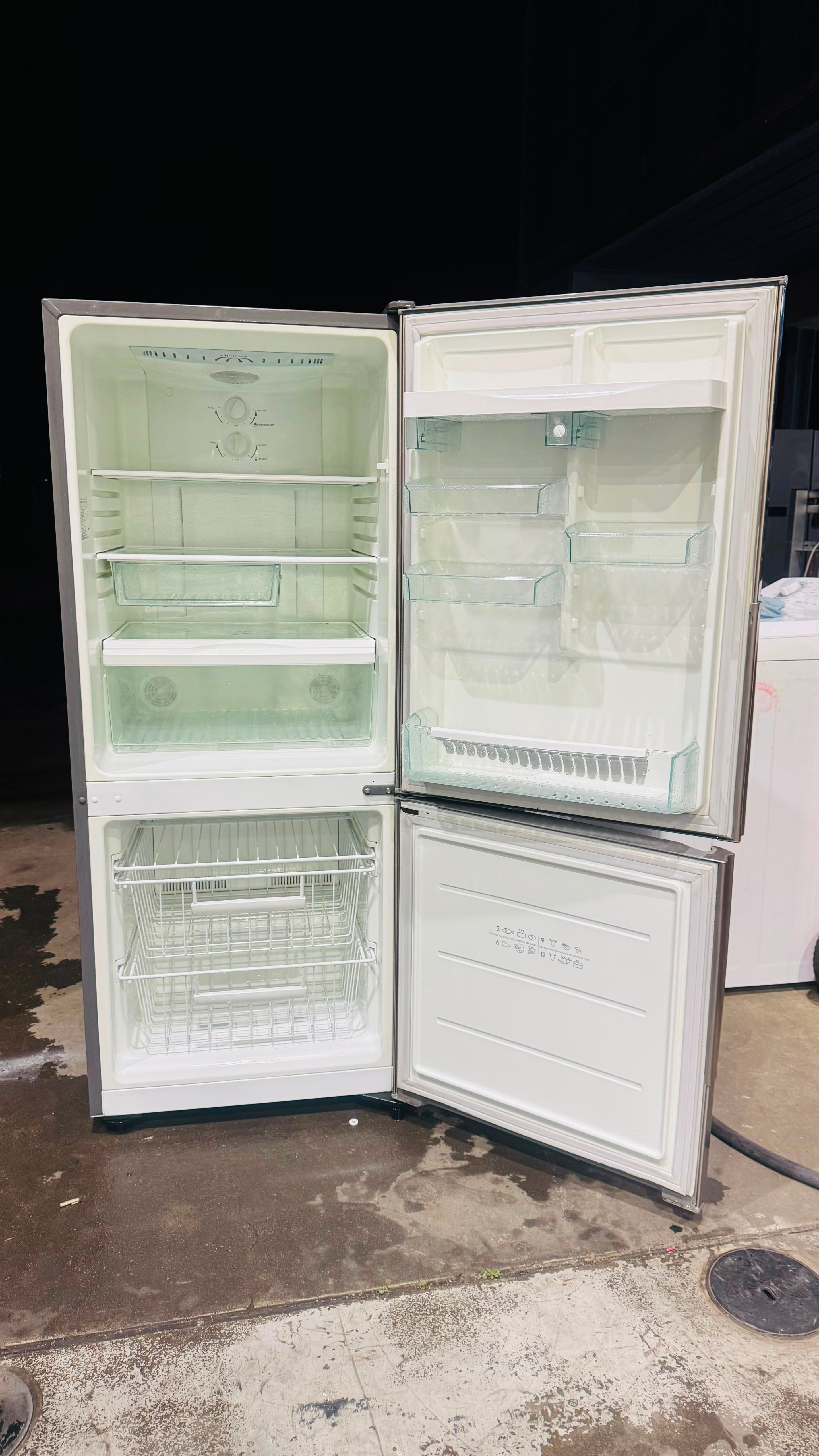 WESTINGHOUSE 370 LITRES FRIDGE FREEZER