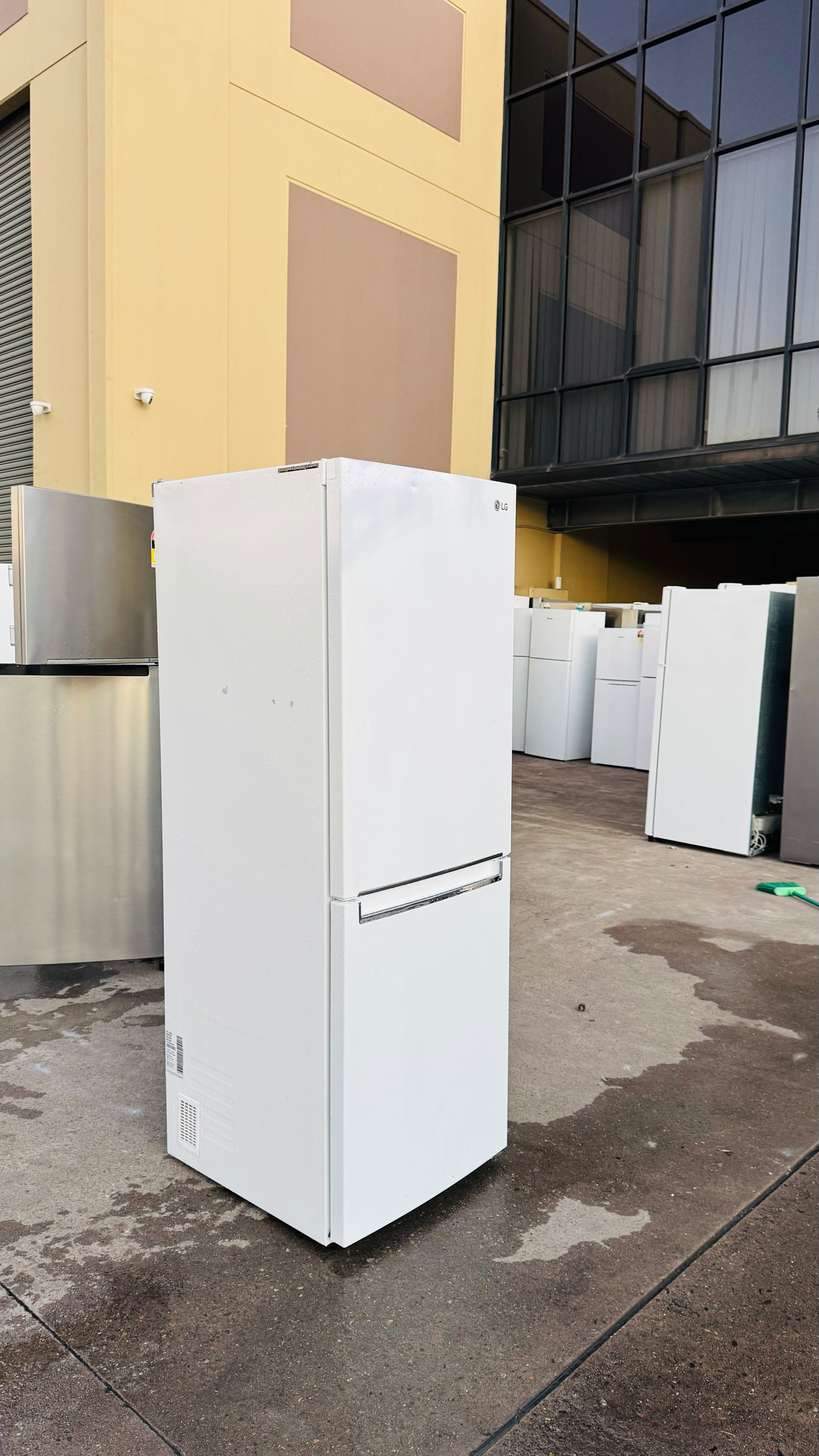 LG 335 LITRES FRIDGE FREEZER
