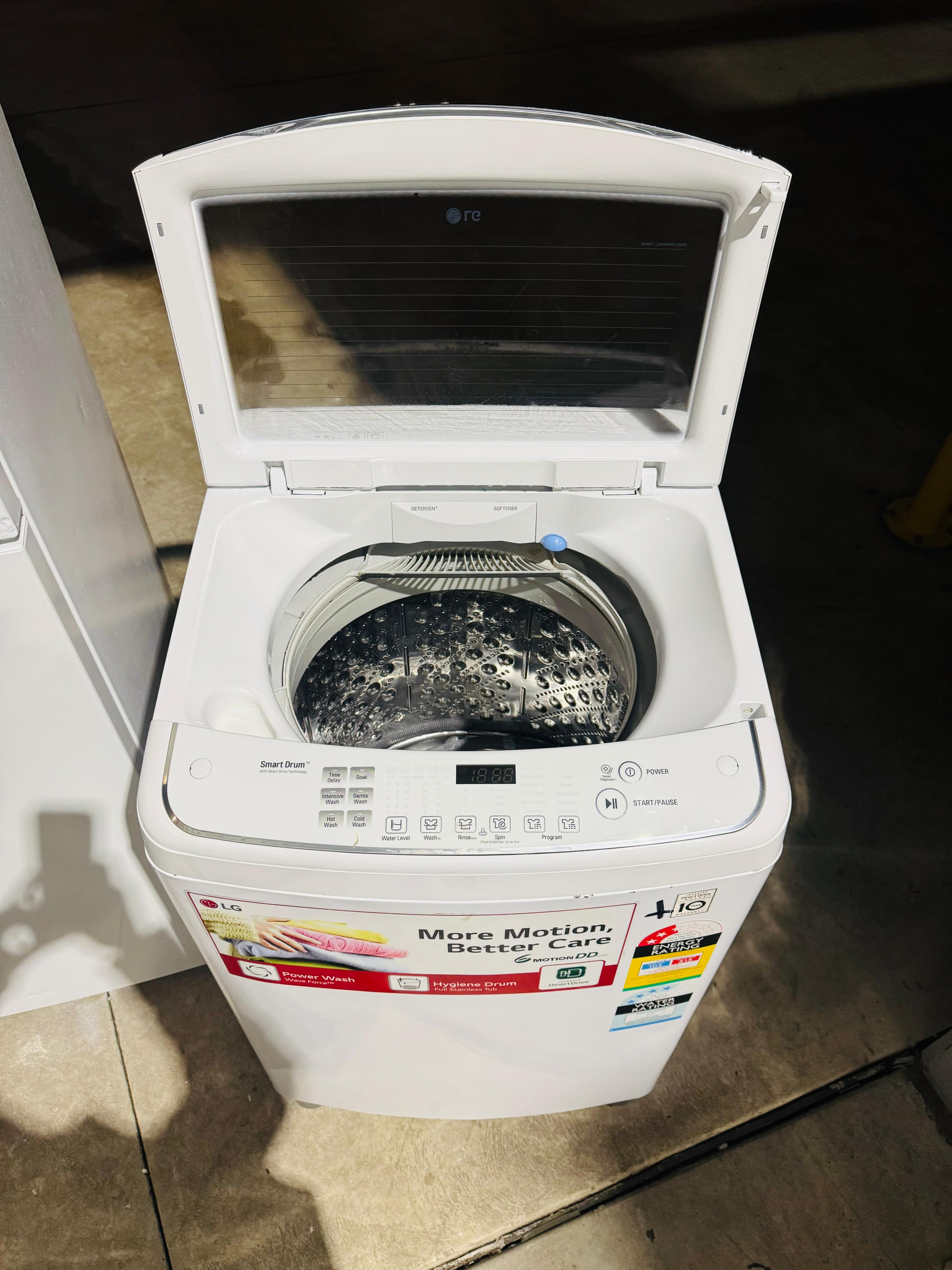 SAMSUNG 255 LITRES FRIDGE FREEZER & LG 7.5 KGS TOP LOADER WASHING MACHINE COMBO PACKAGE DEAL