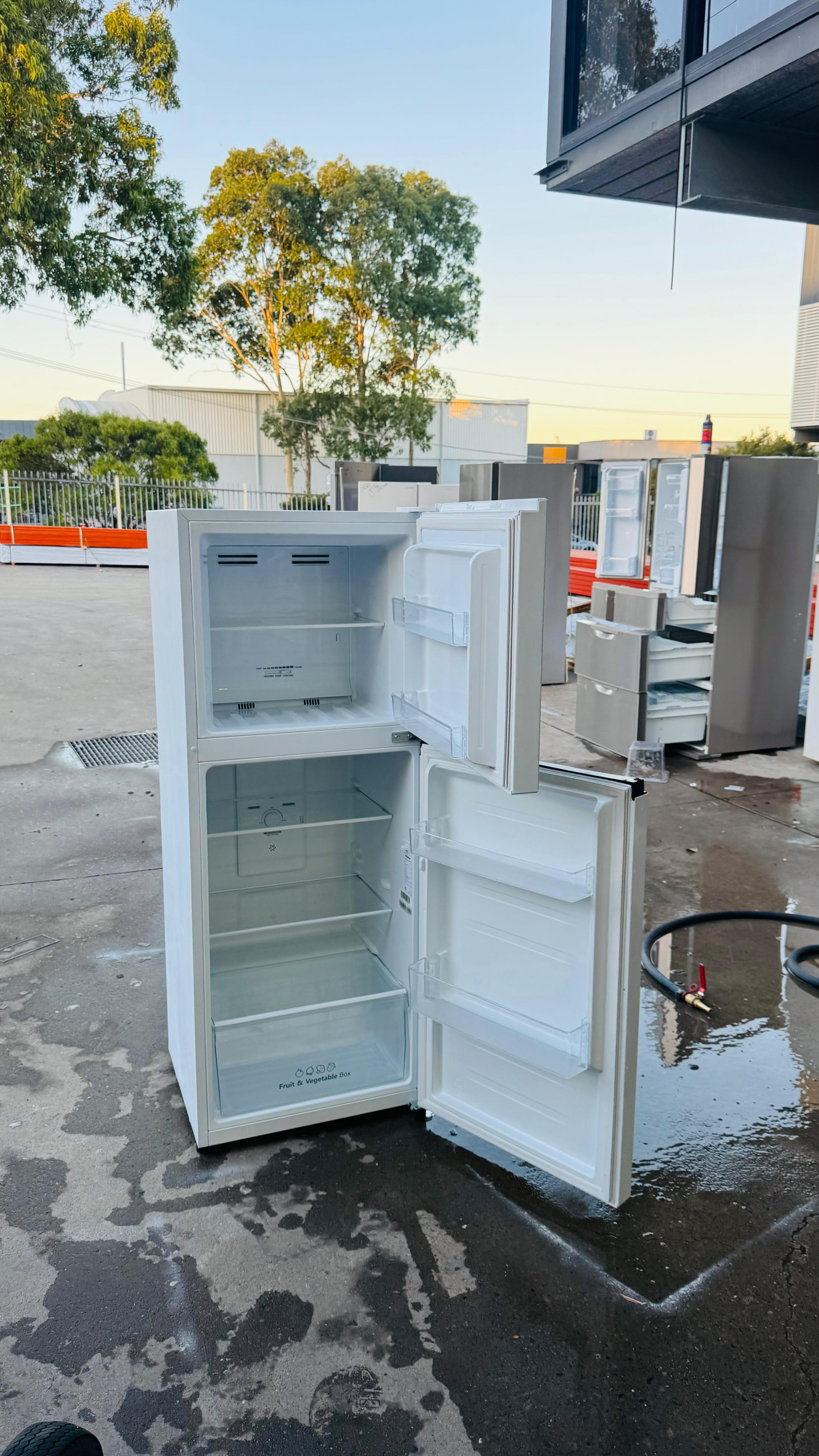 HISENSE 205 LITRES FRIDGE FREEZER