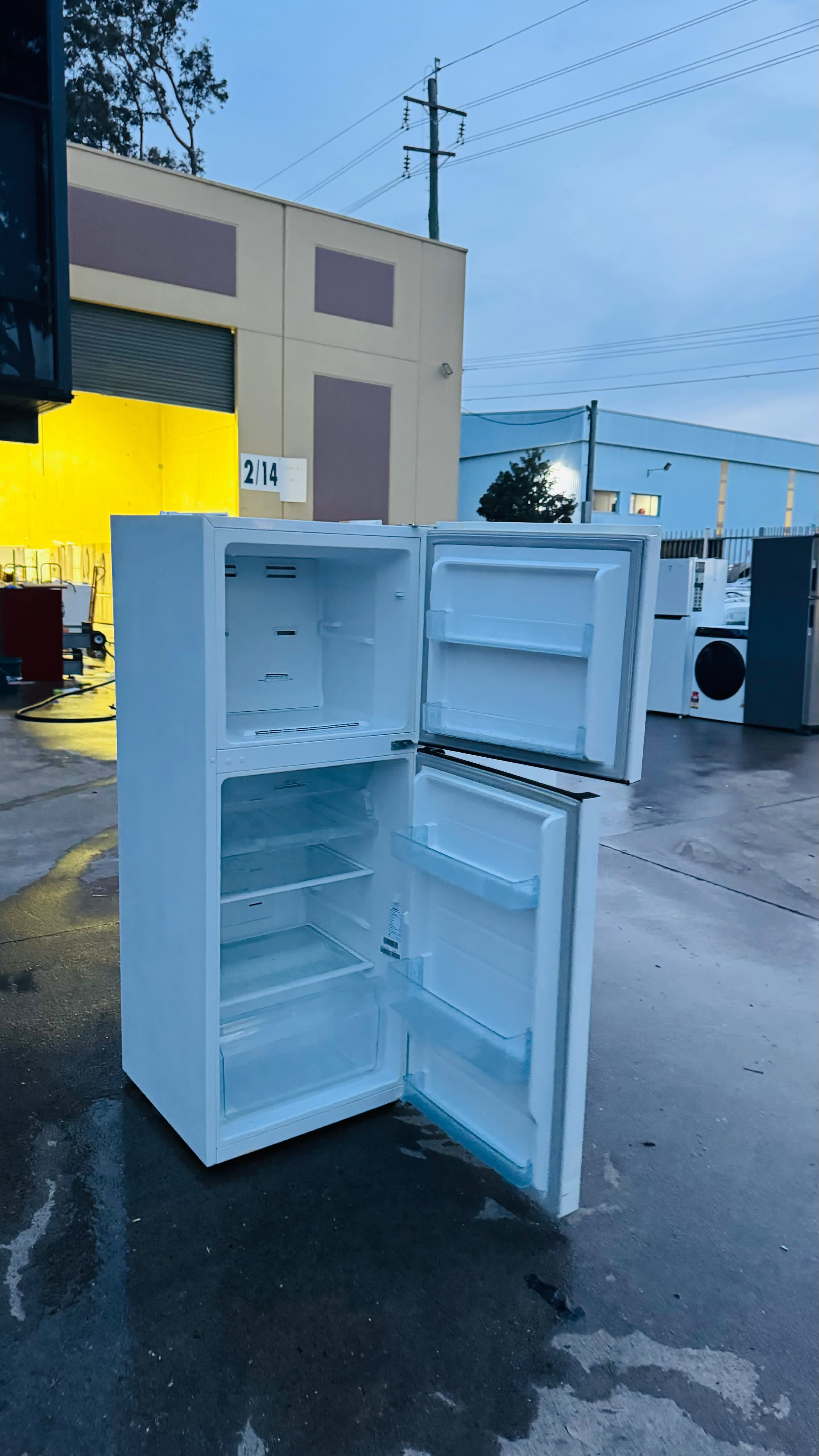 HISENSE 230 LITRES FRIDGE FREEZER