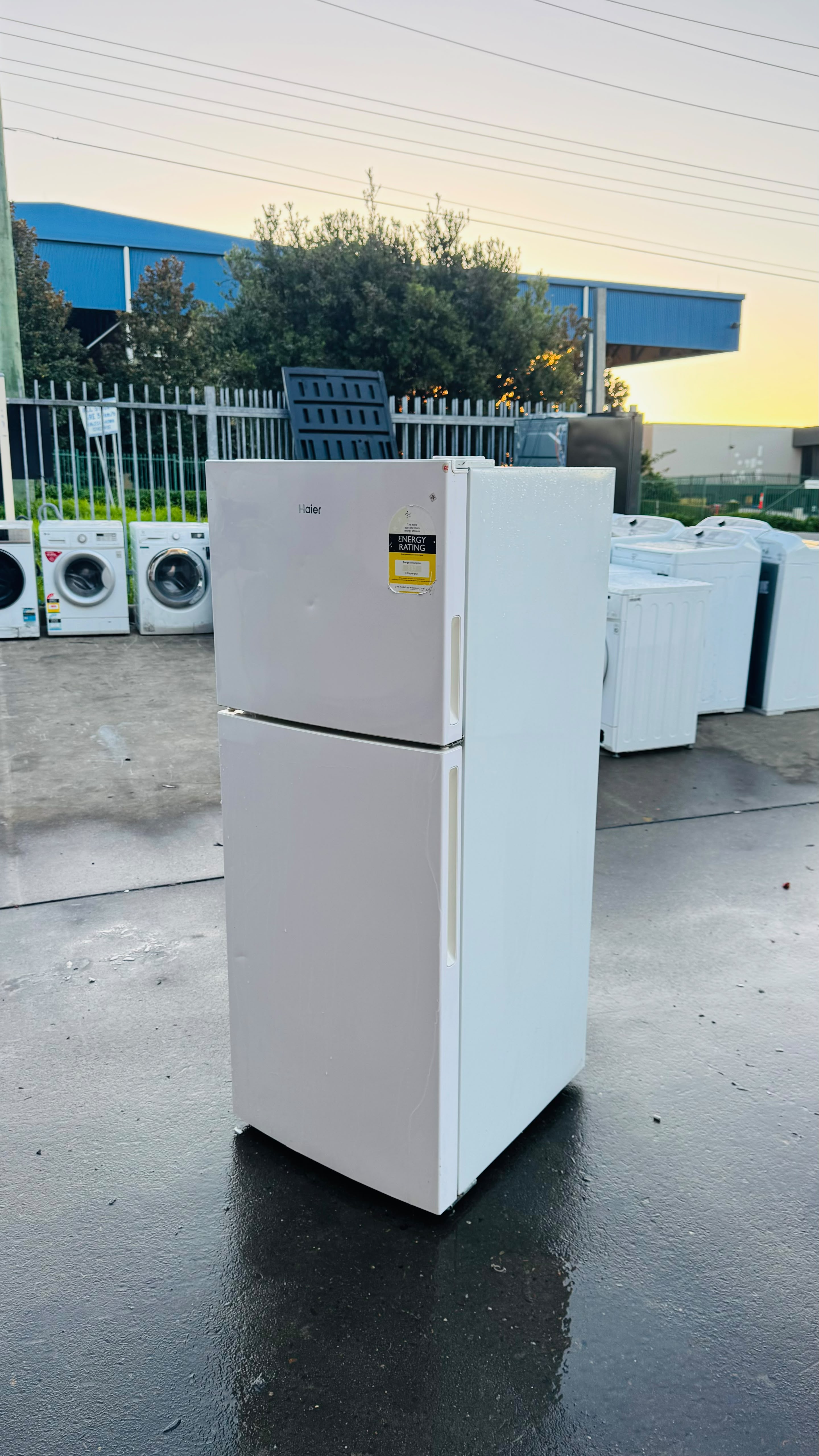 HAIER 224 LITRES FRIDGE FREEZER