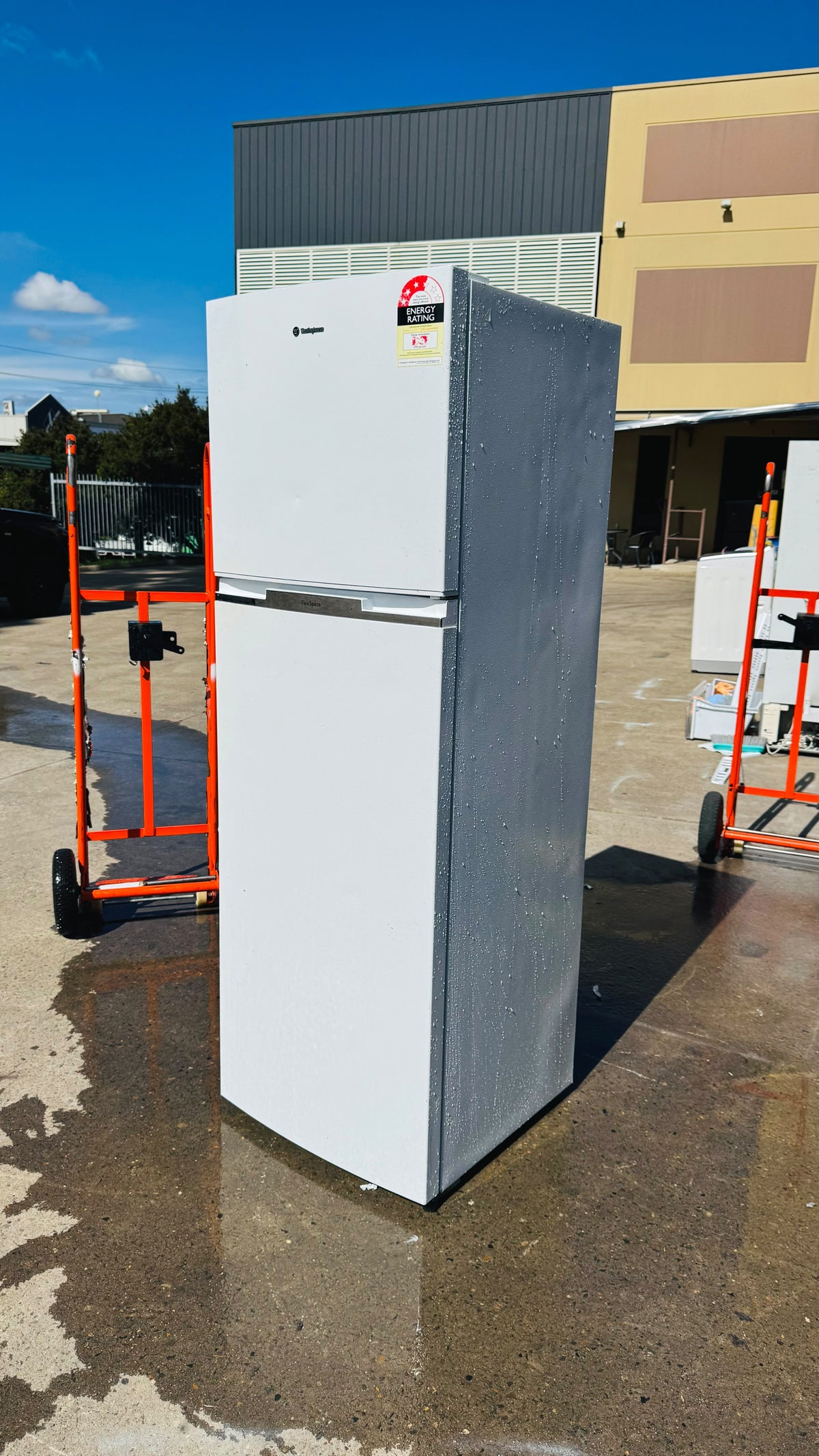WESTINGHOUSE 369 LITRES FRIDGE FREEZER