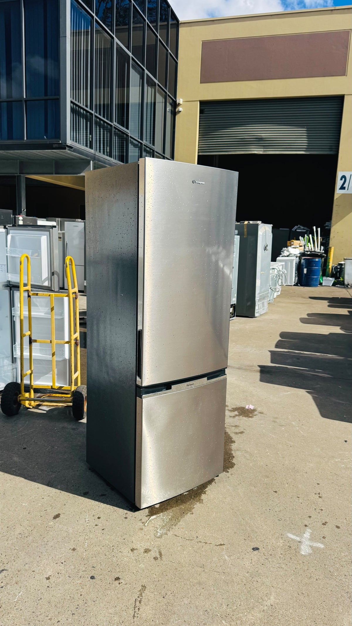 WESTINGHOUSE 370 LITRES FRIDGE FREEZER