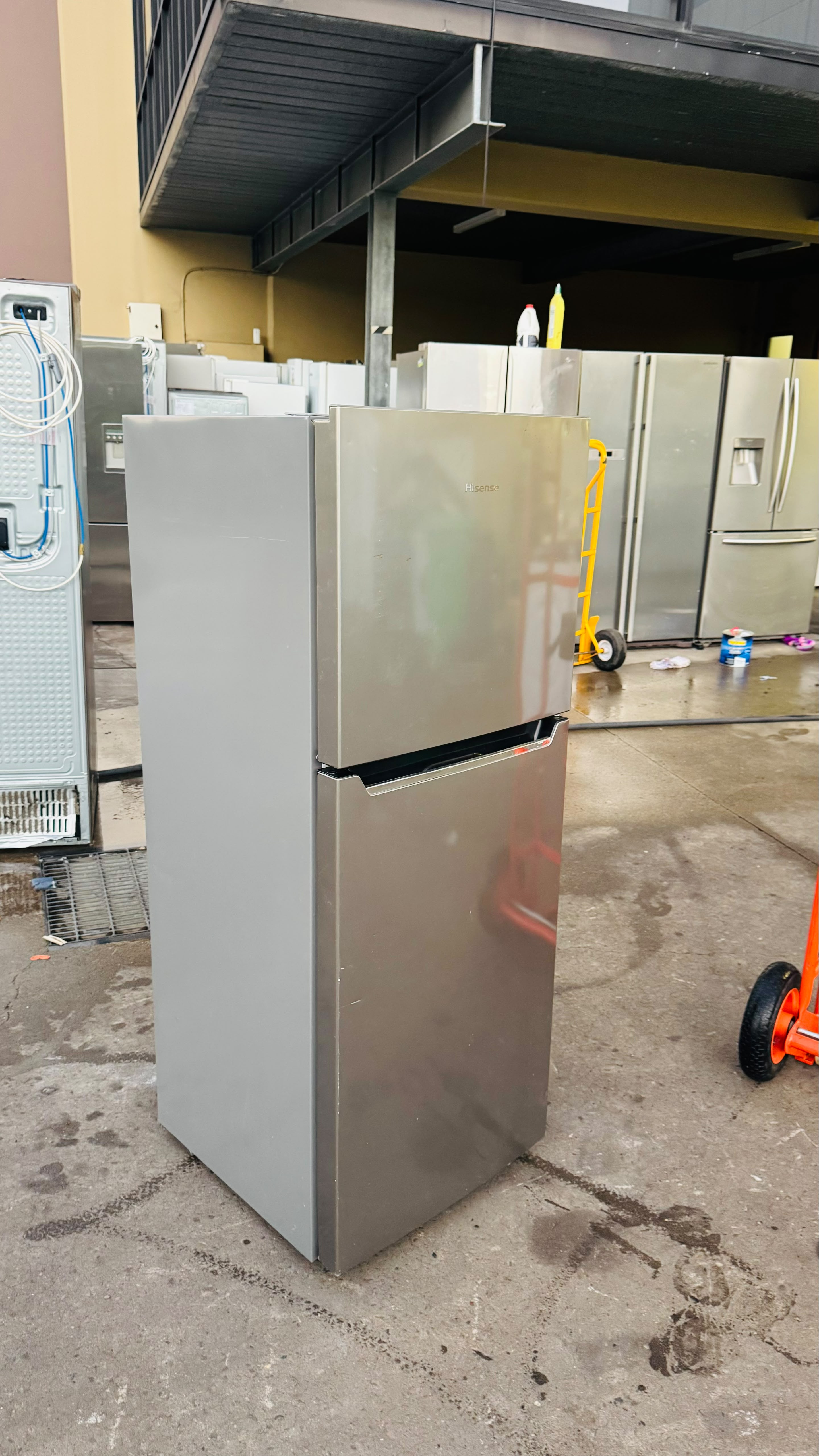 HISENSE 230 LITRES FRIDGE FREEZER
