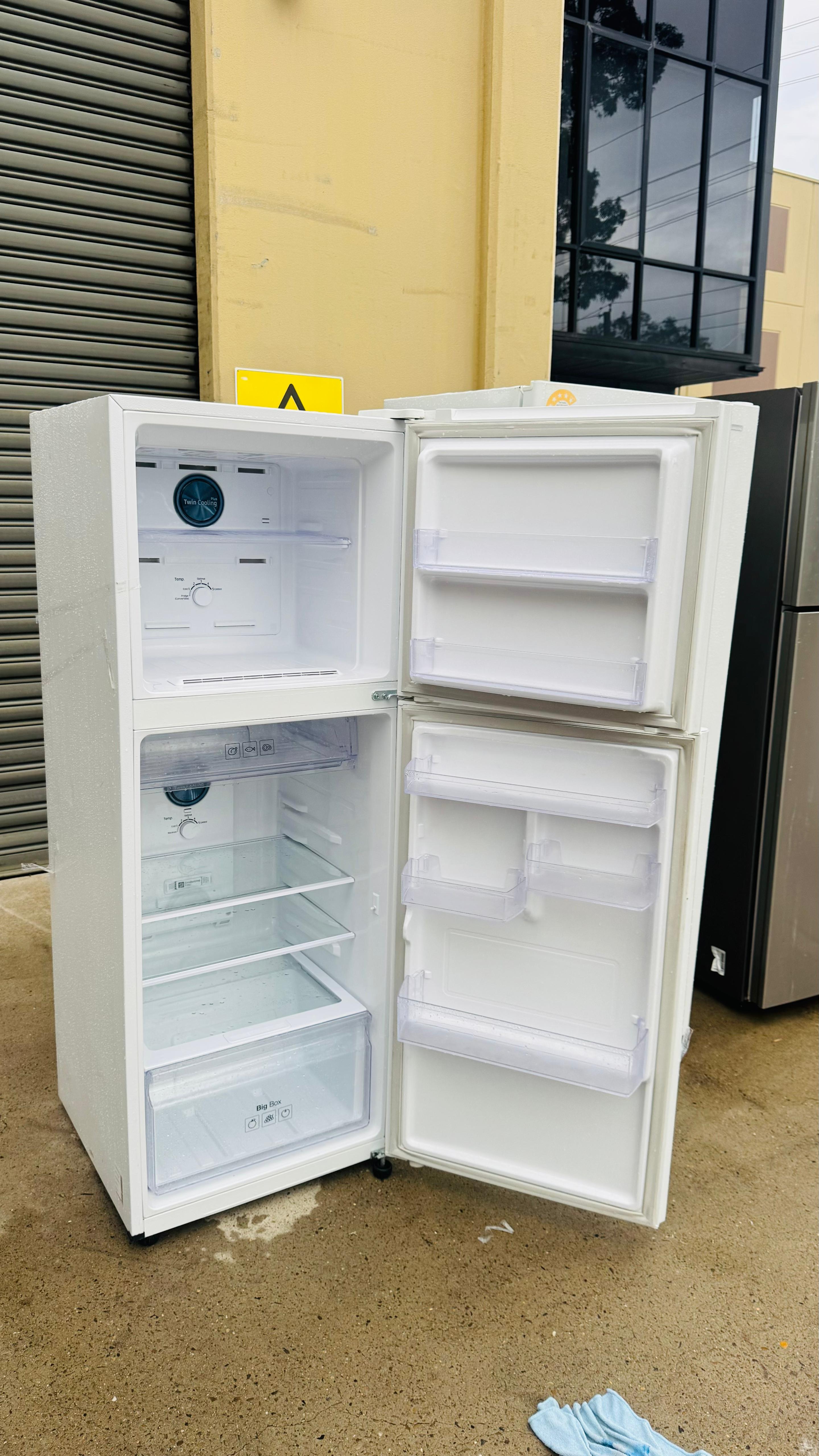 SAMSUNG 318 LITRES FRIDGE FREEZER