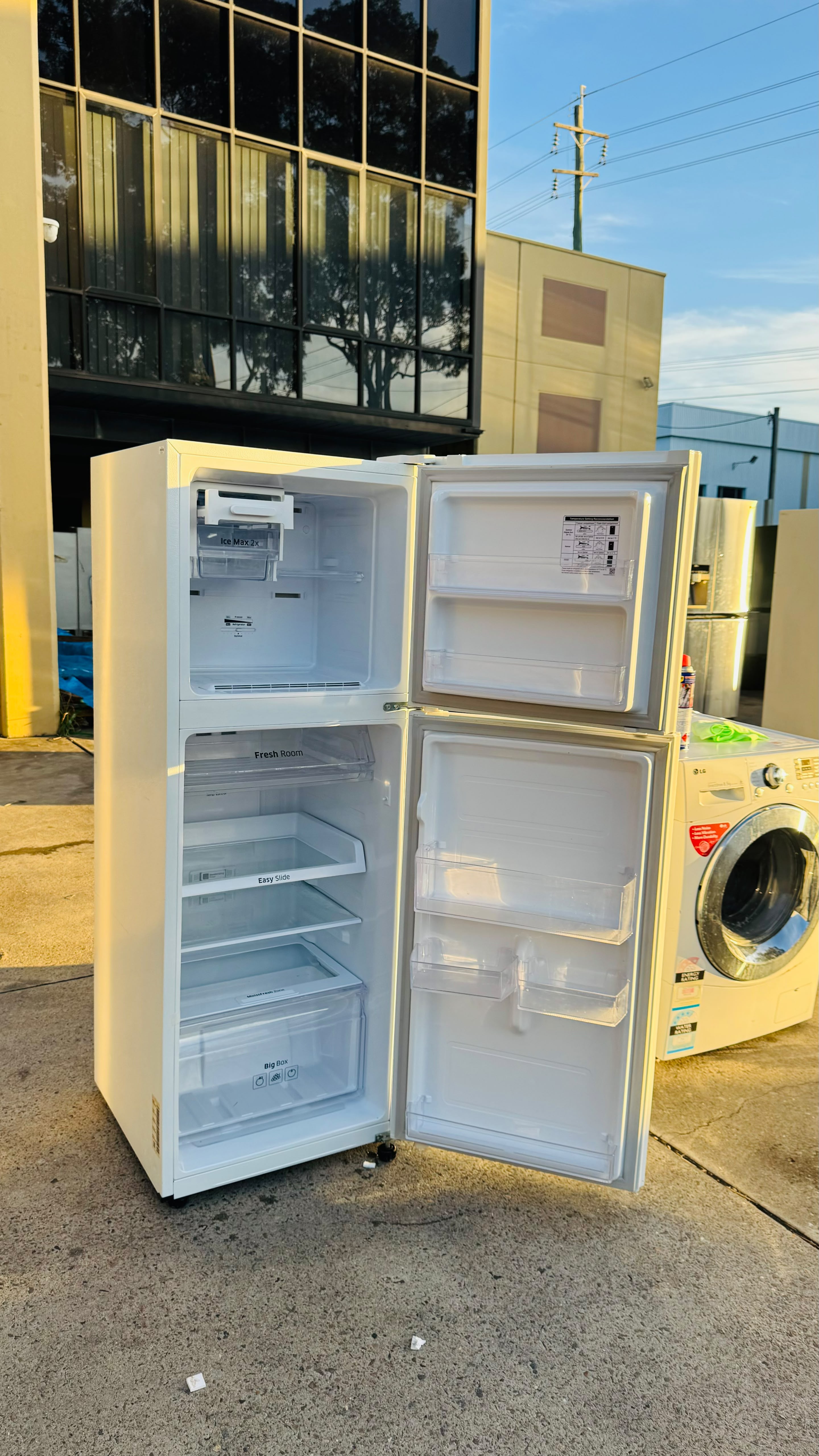 SAMSUNG 255 LITRES FRIDGE FREEZER