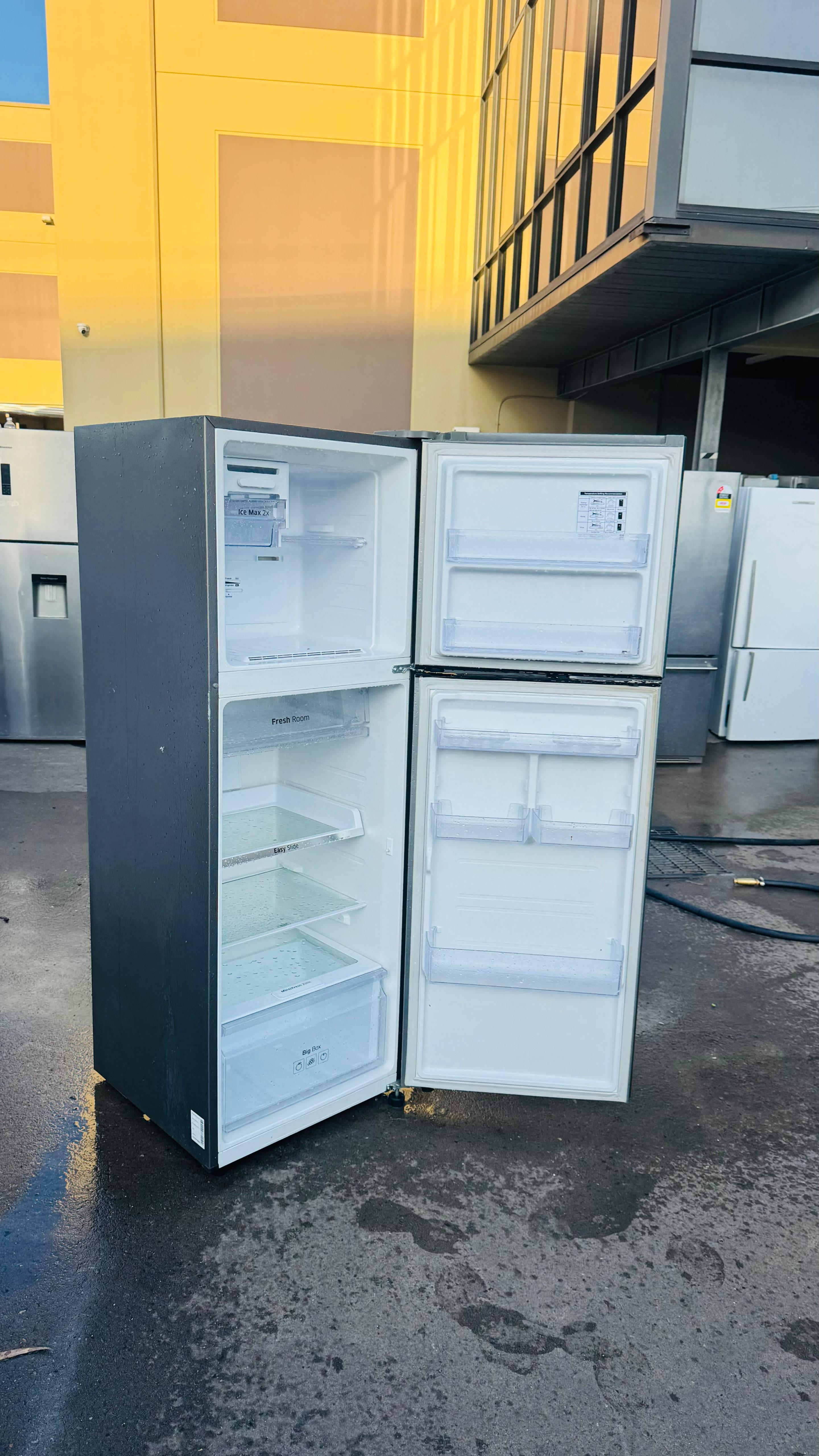 SAMSUNG 341 LITRES FRIDGE FREEZER