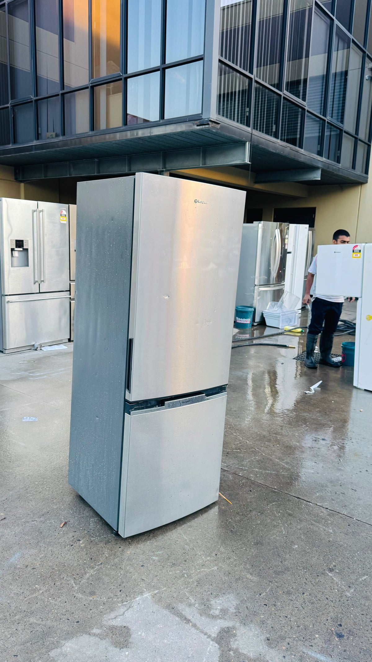 WESTINGHOUSE 340 LITRES FRIDGE FREEZER