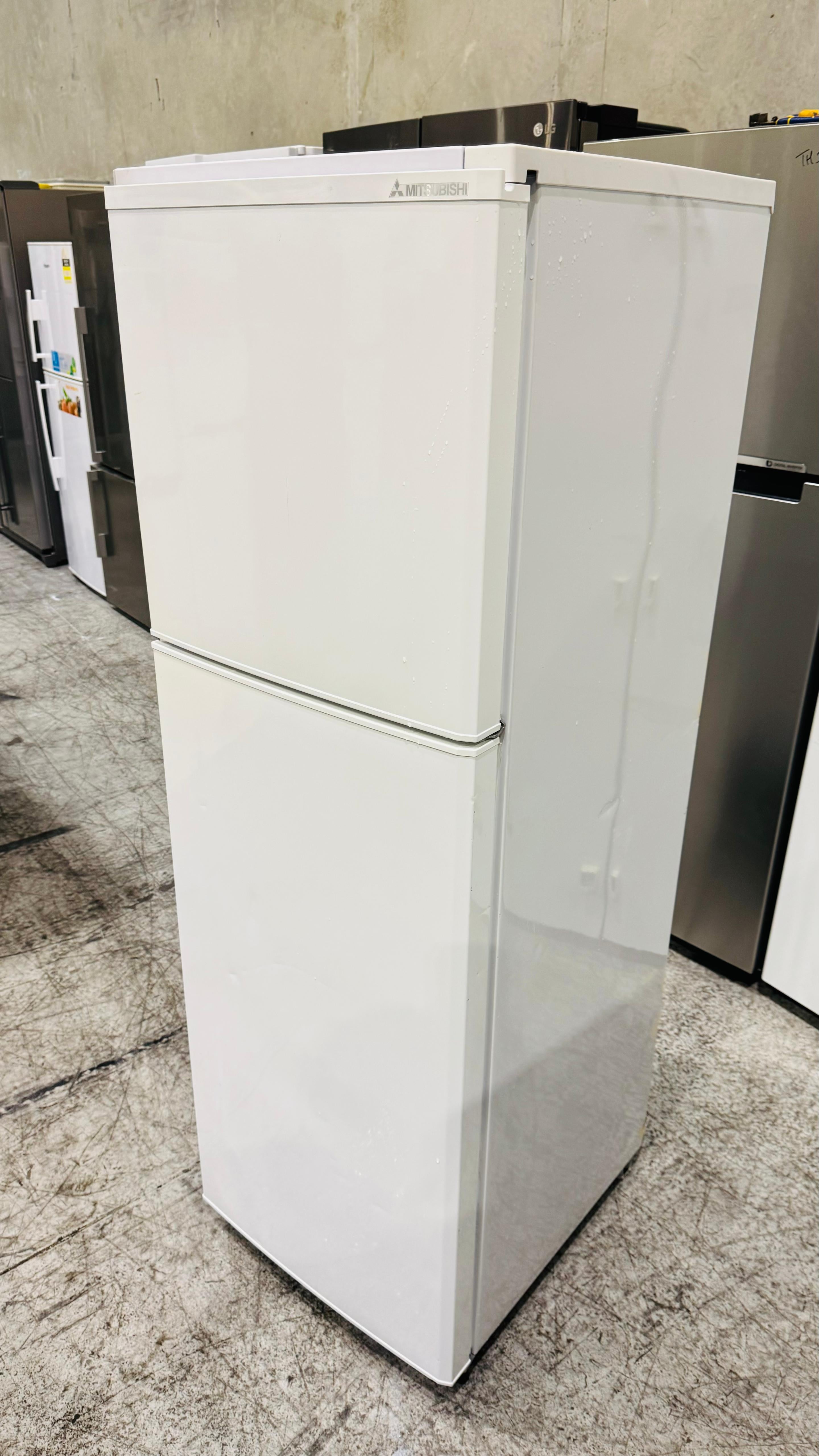 MITSUBUSHI 260 LITRES FRIDGE FREEZER