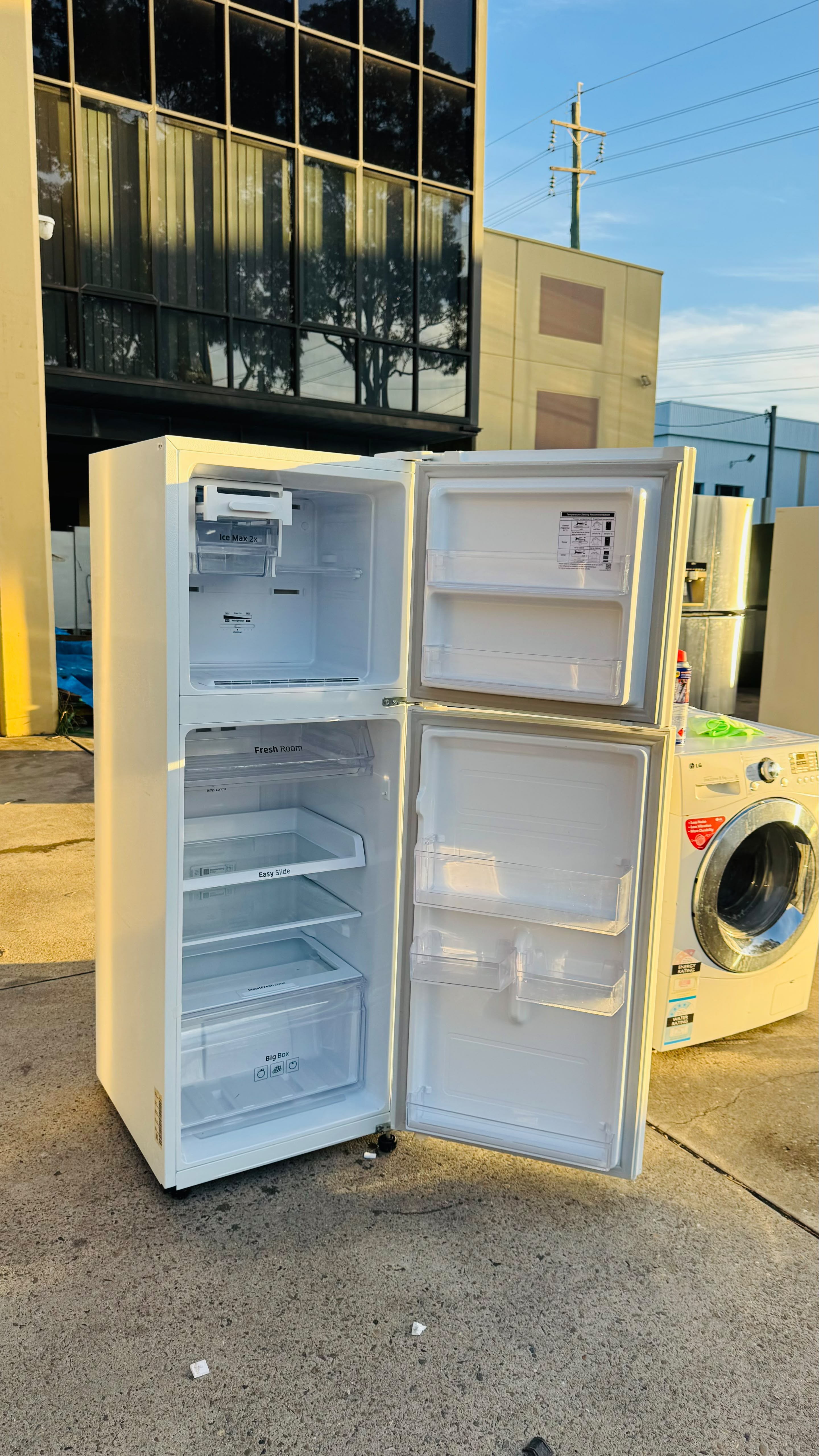 SAMSUNG 255 LITRES FRIDGE FREEZER