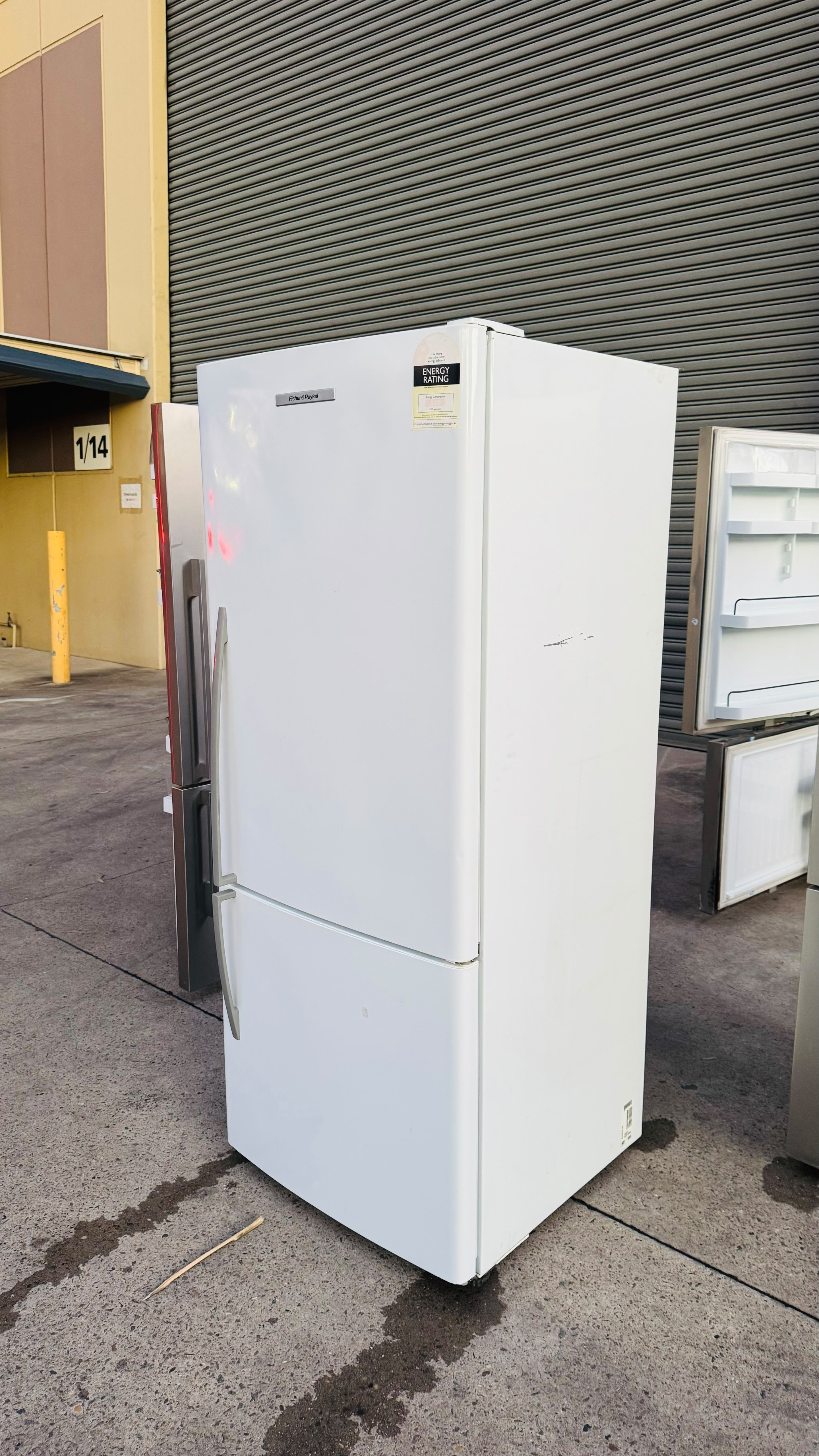 FISHER AND PAYKEL442 LITRES FRIDGE FREEZER