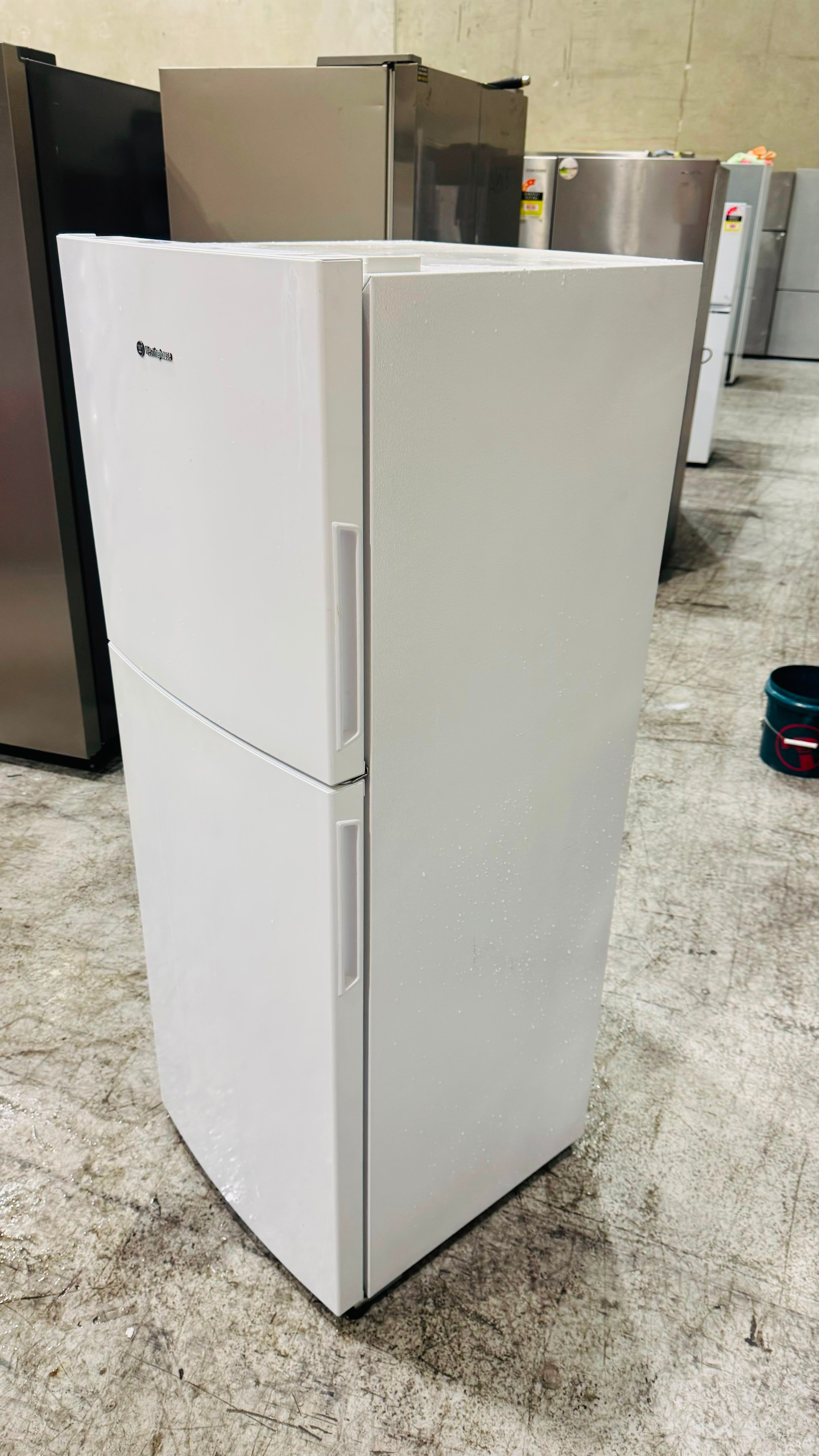 WESTINGHOUSE 246 LITRES FRIDGE FREEZER