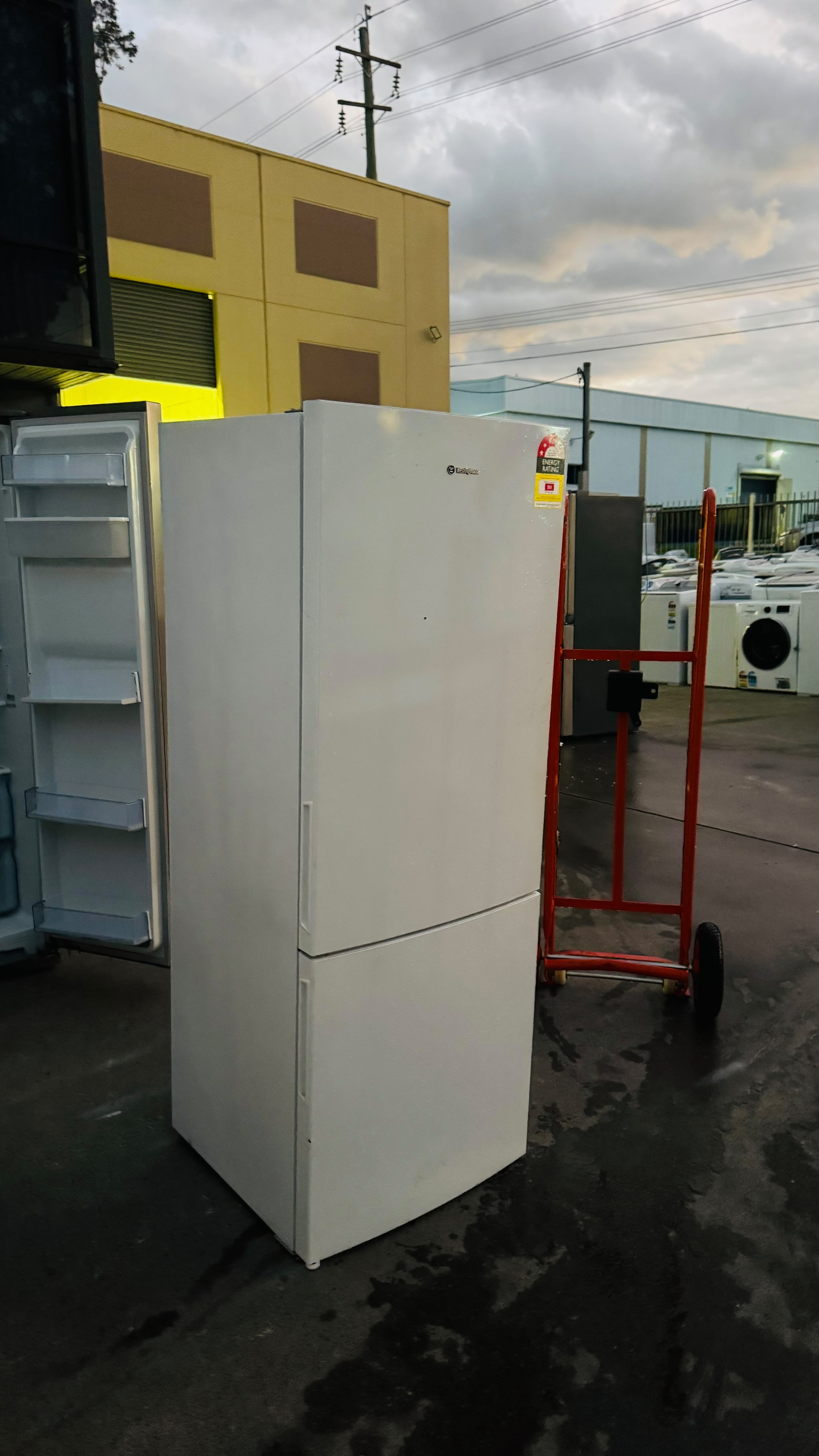 WESTINGHOUSE 340 LITRES FRIDGE FREEZER