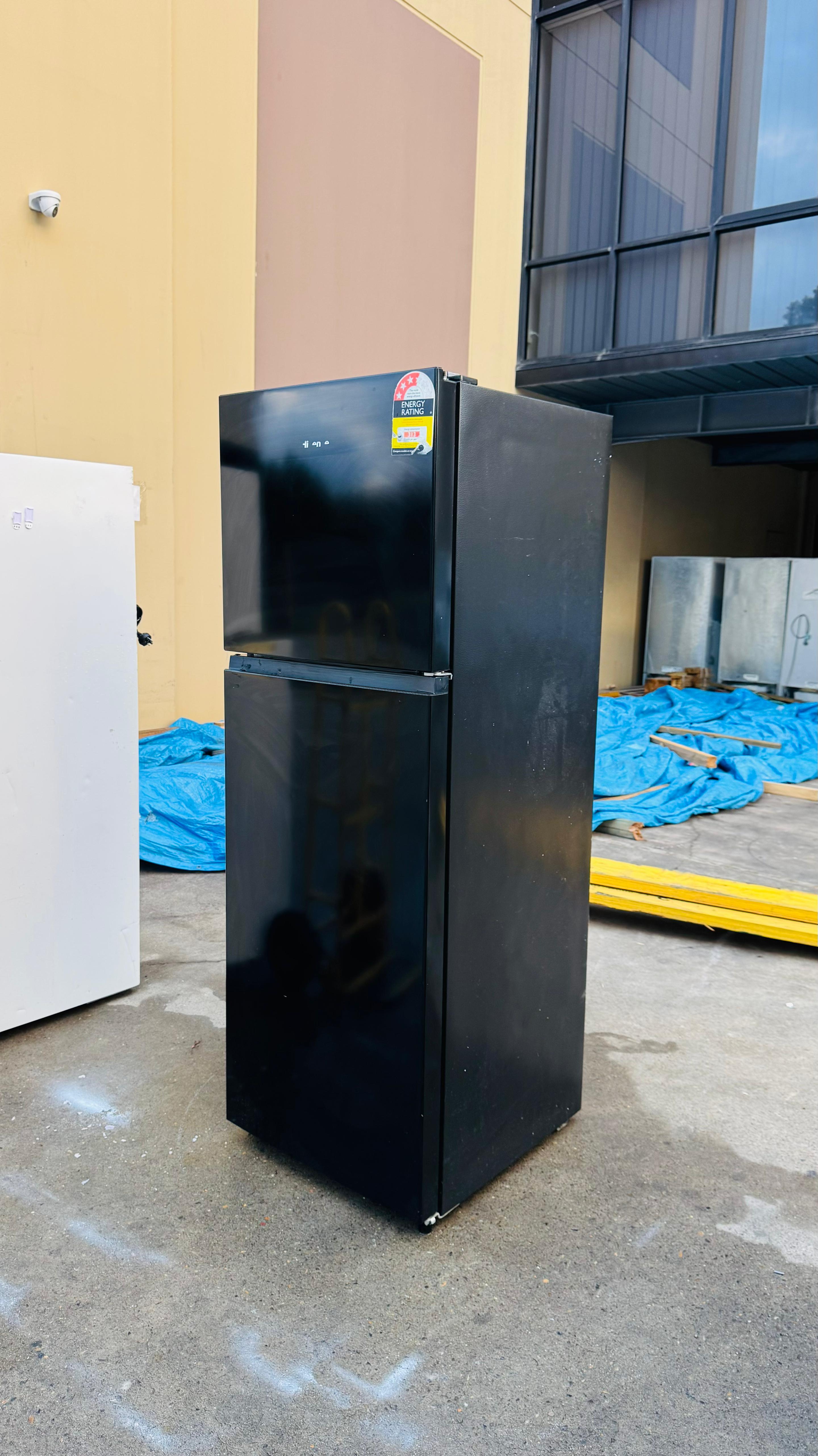HISENSE 326 LITRES FRIDGE FREEZER