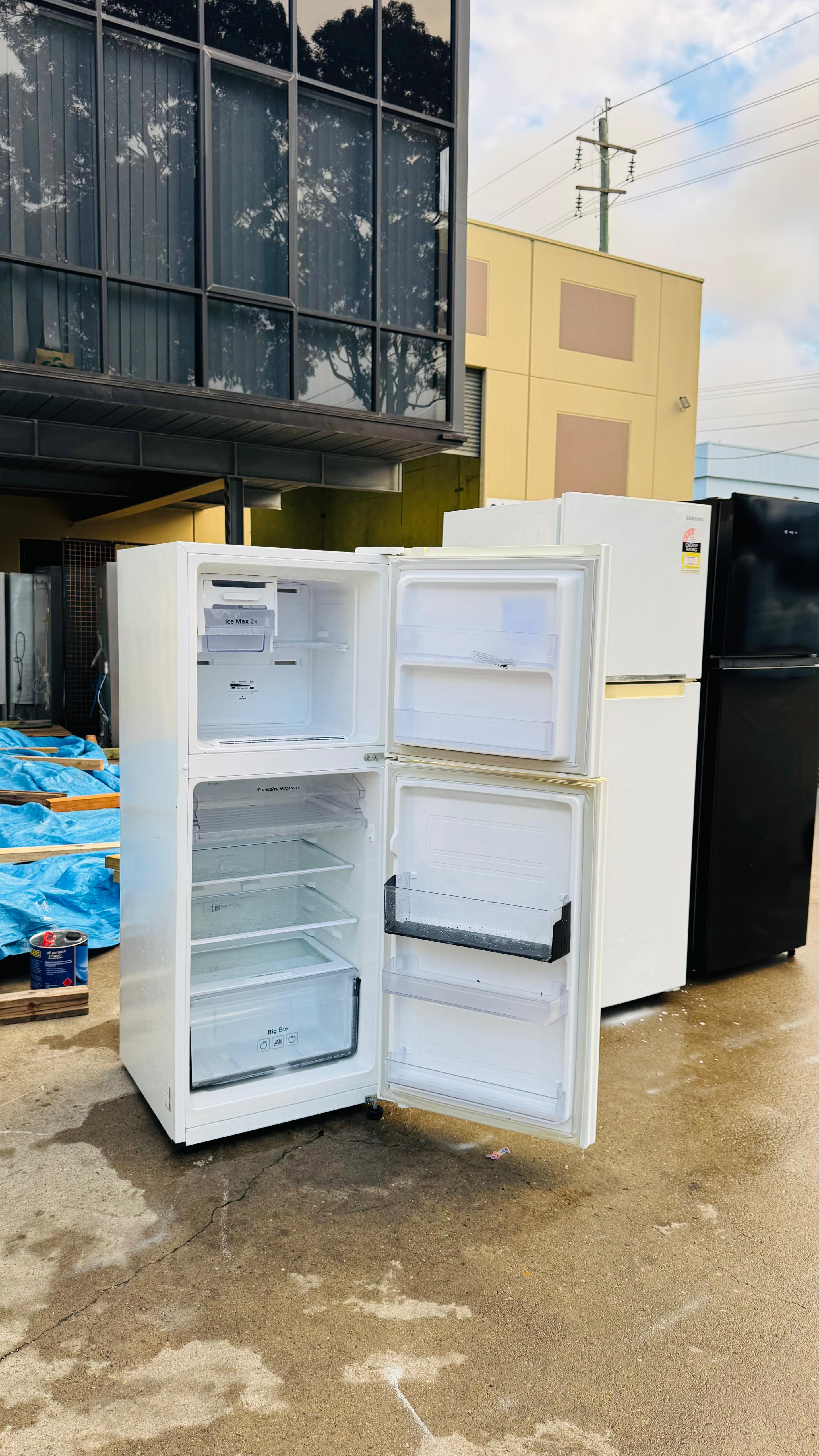 SAMSUNG 228 LITRES FRIDGE FREEZER