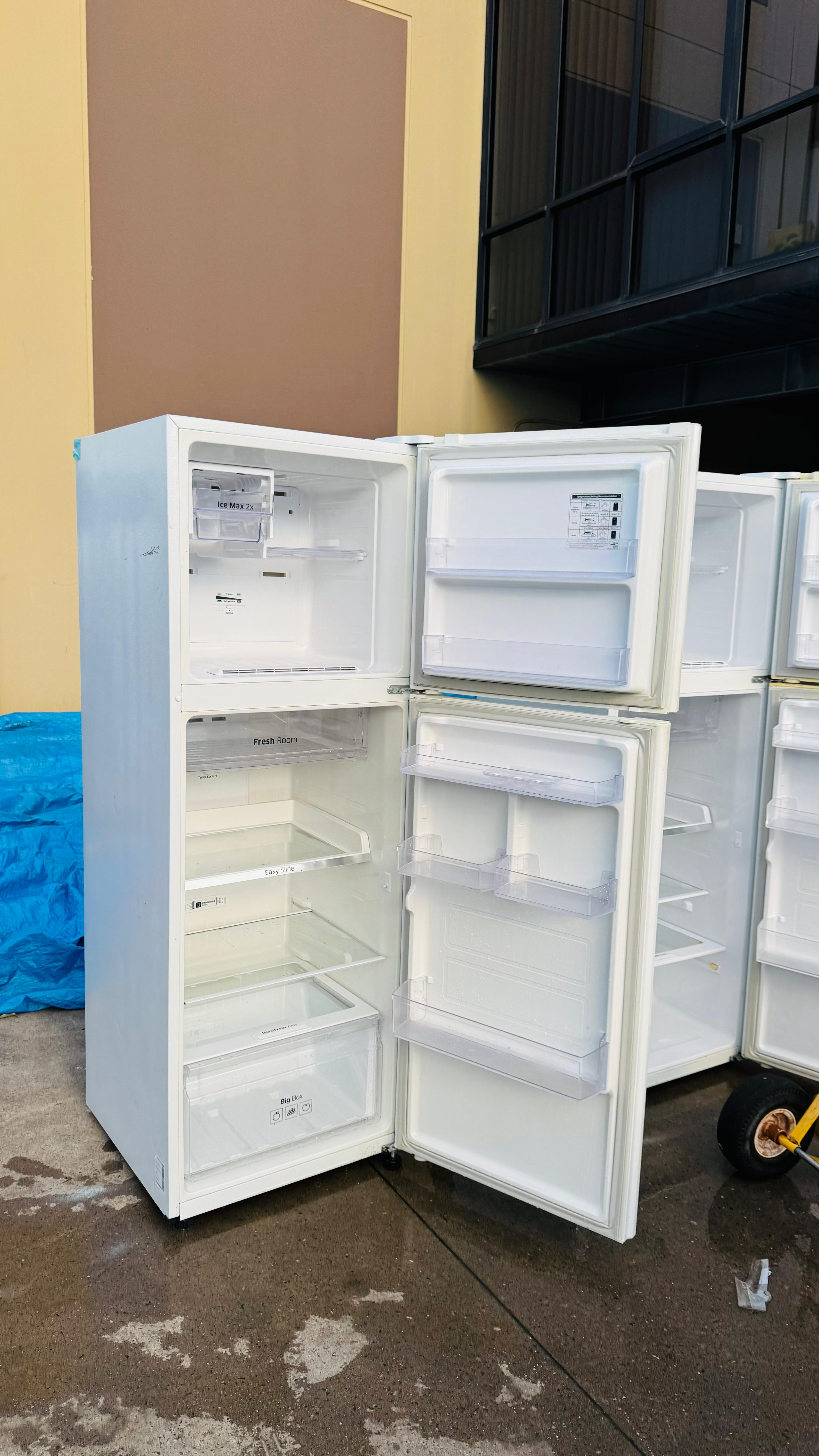 SAMSUNG 341 LITRES FRIDGE FREEZER