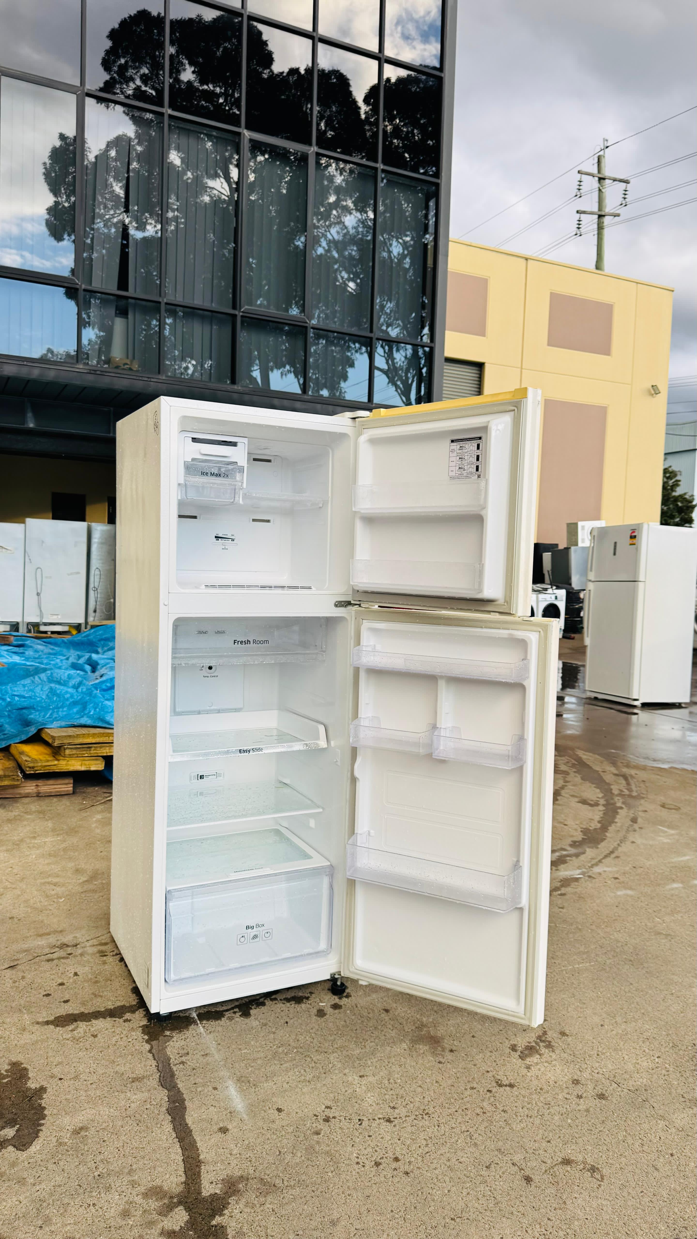 SAMSUNG 341 LITRES FRIDGE FREEZER