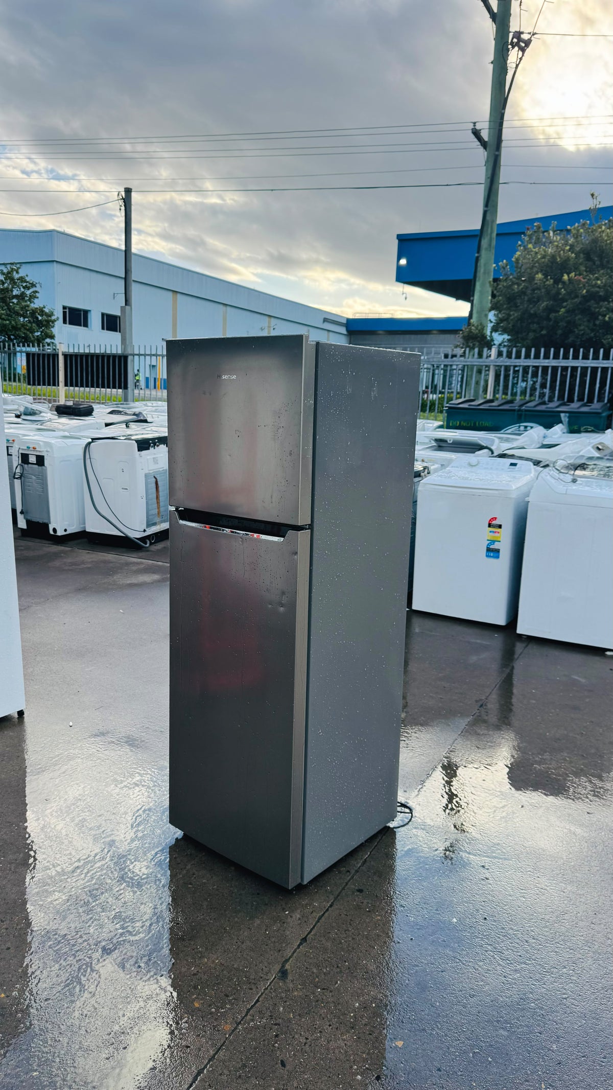HISENSE 272 LITRES FRIDGE FREEZER