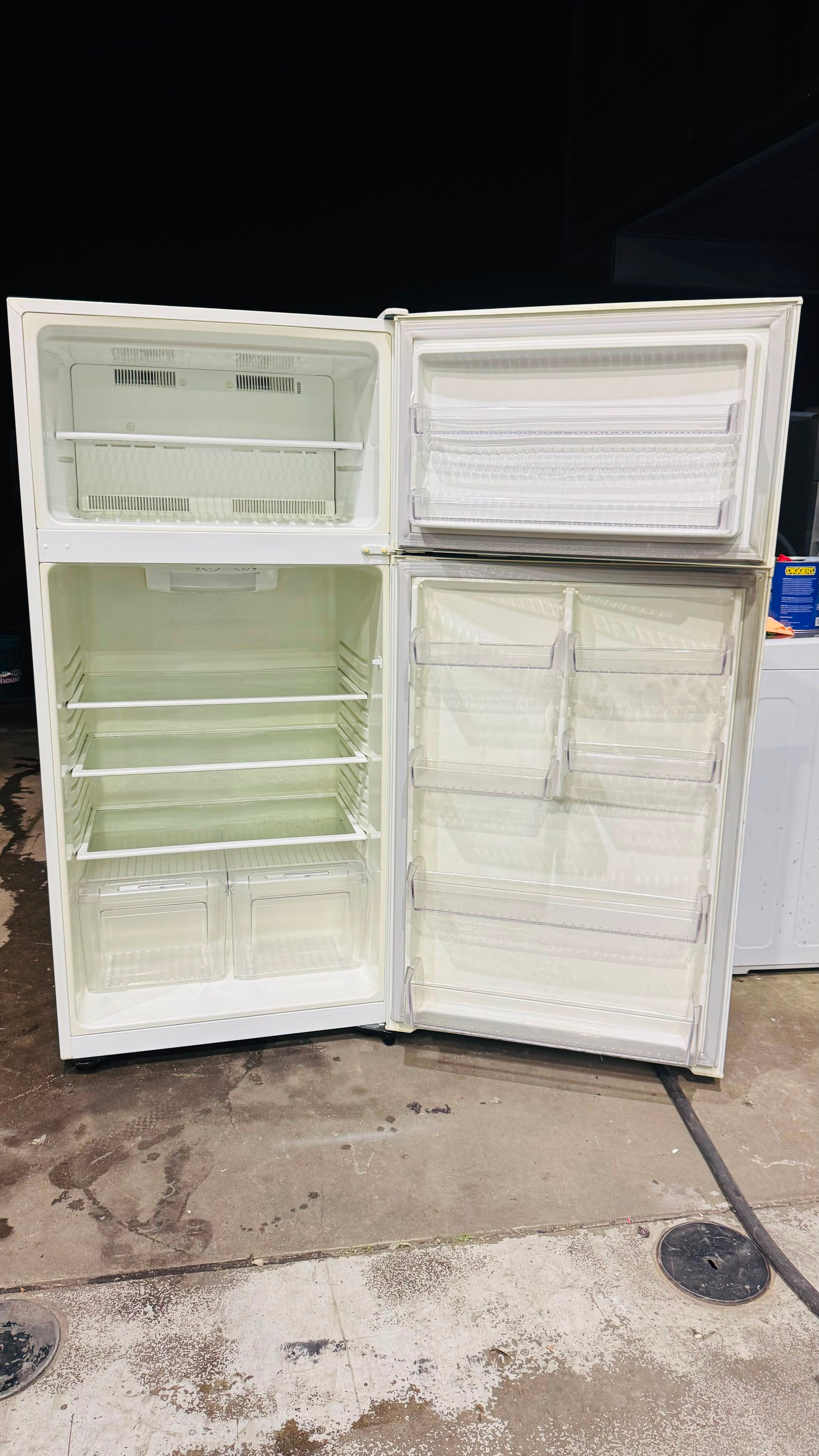 KELVINATOR 520 LITRES FRIDGE FREEZER