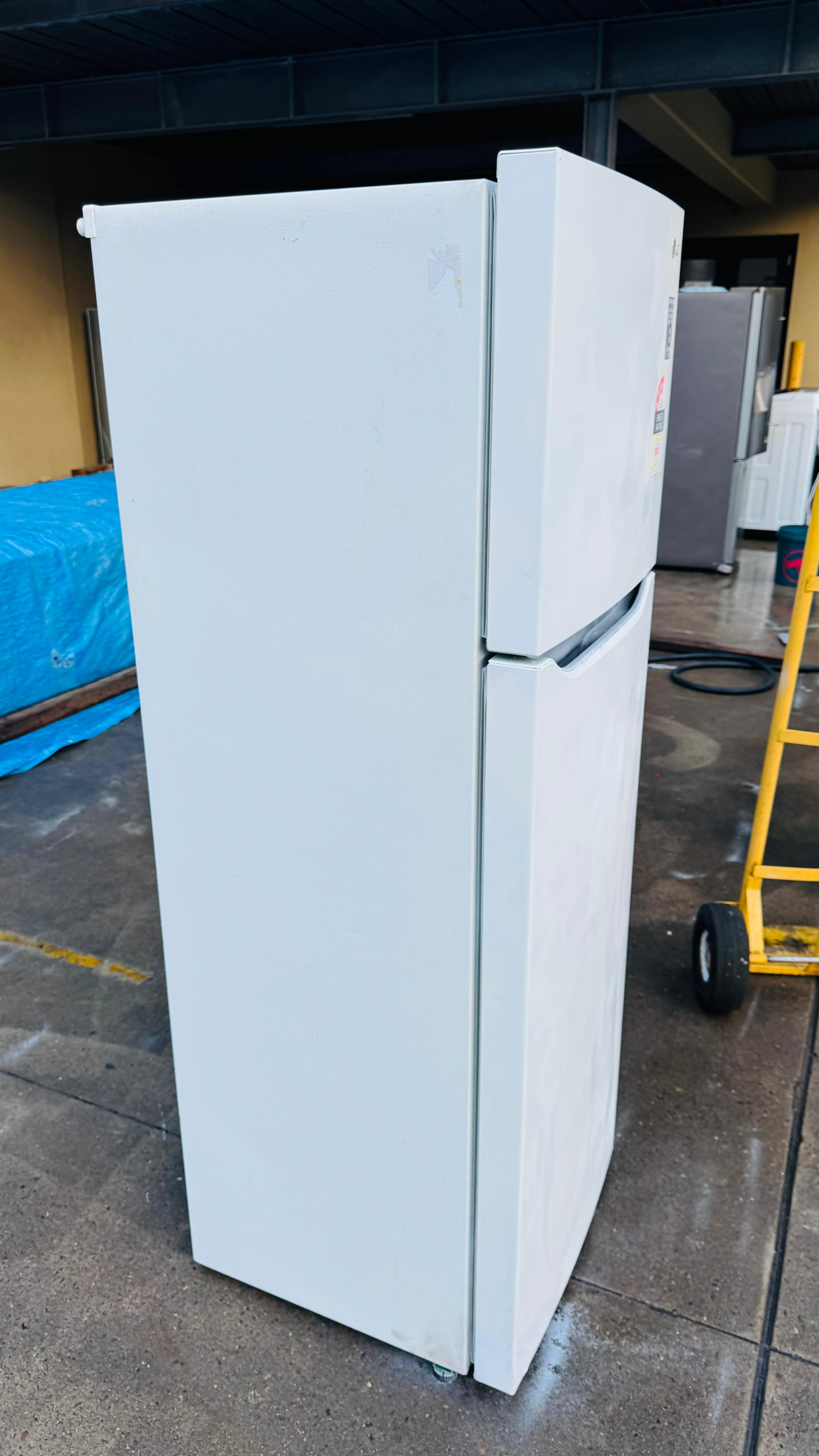 LG 279 LITRES FRIDGE FREEZER