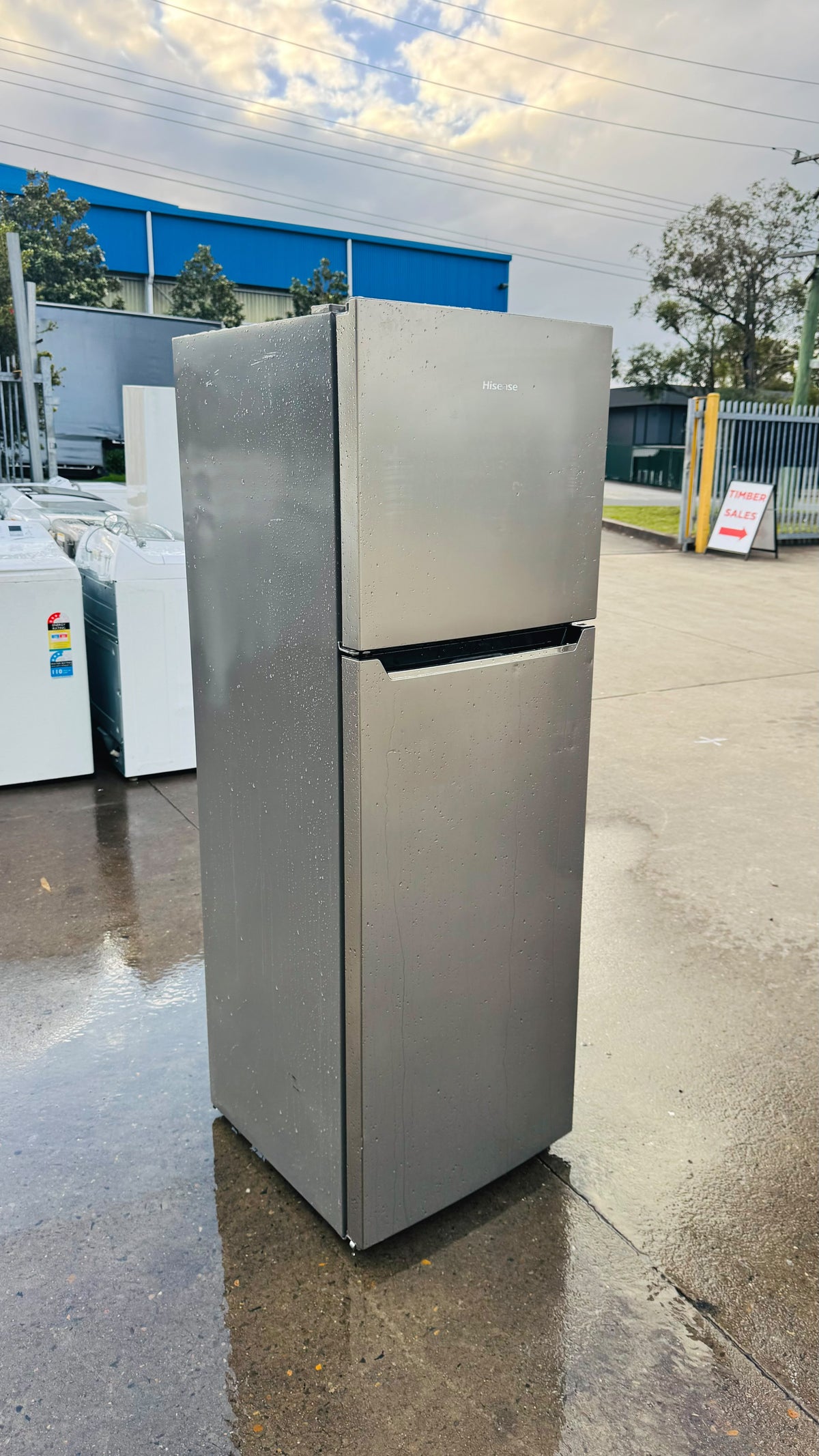 HISENSE 272 LITRES FRIDGE FREEZER