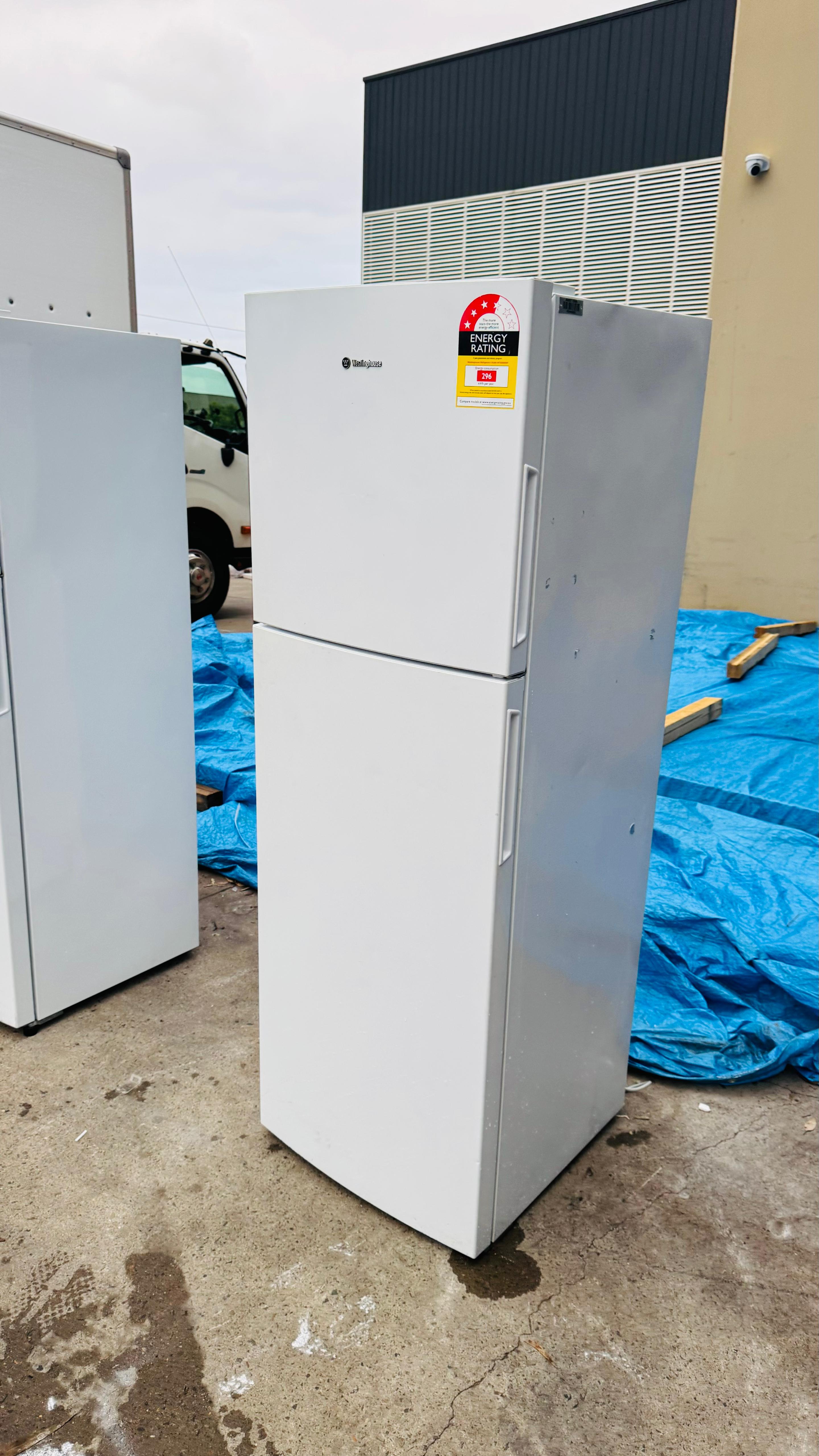 WESTINGHOUSE 275 LITRES FRIDGE FREEZER