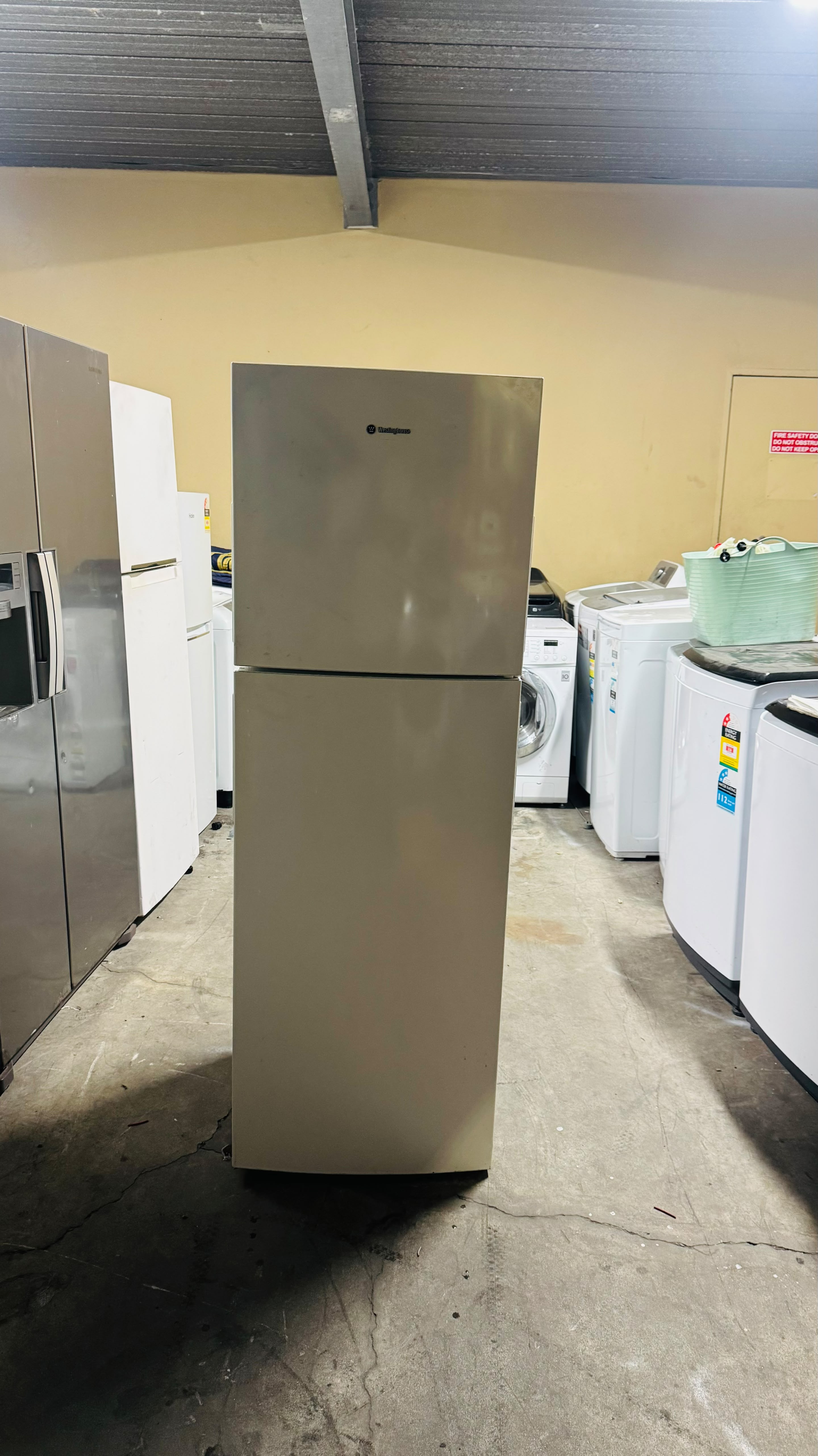 WESTINGHOUSE 275 LITRES FRIDGE FREEZER