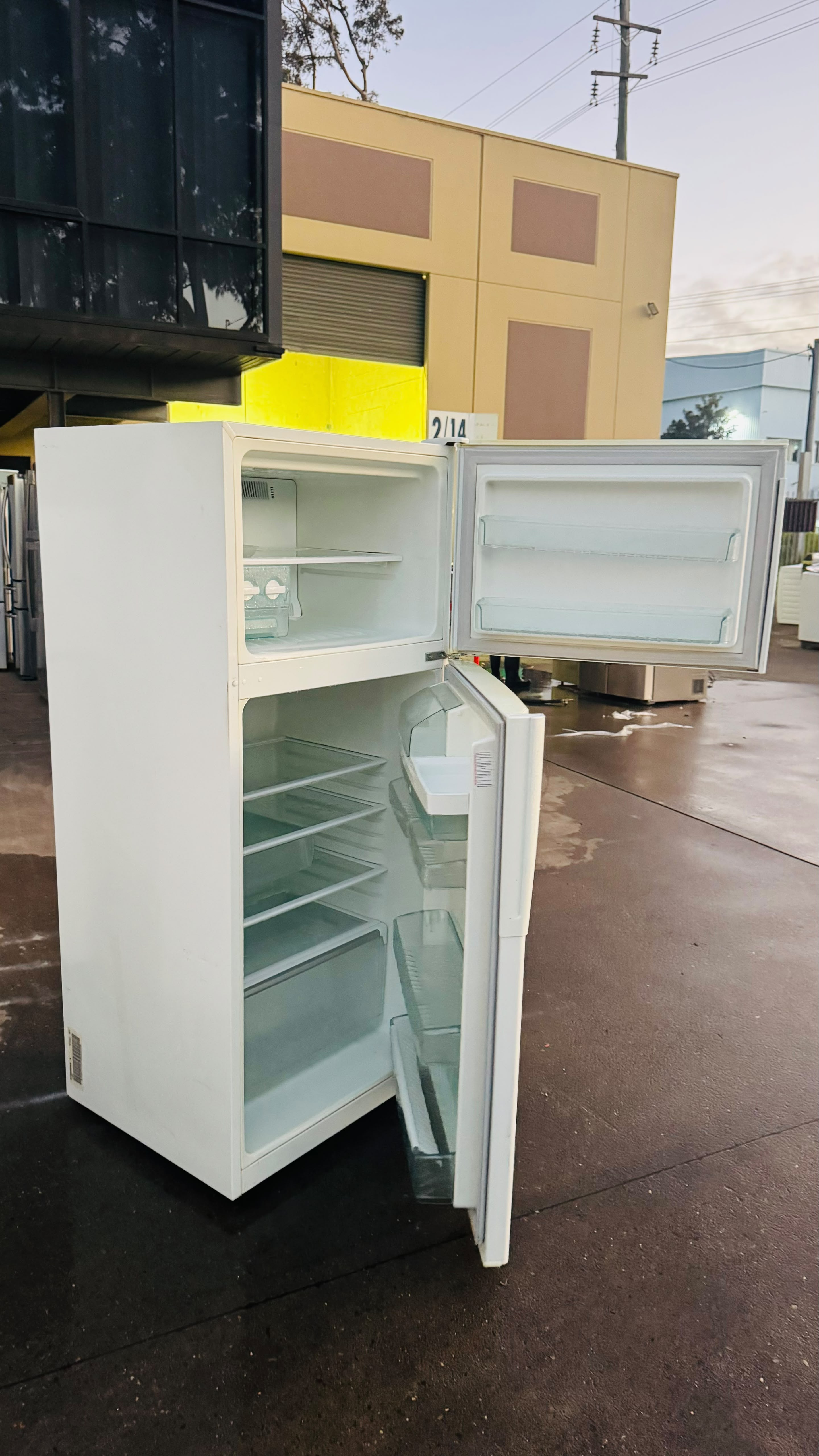 WESTINGHOUSE 420 LITRES FRIDGE FREEZER