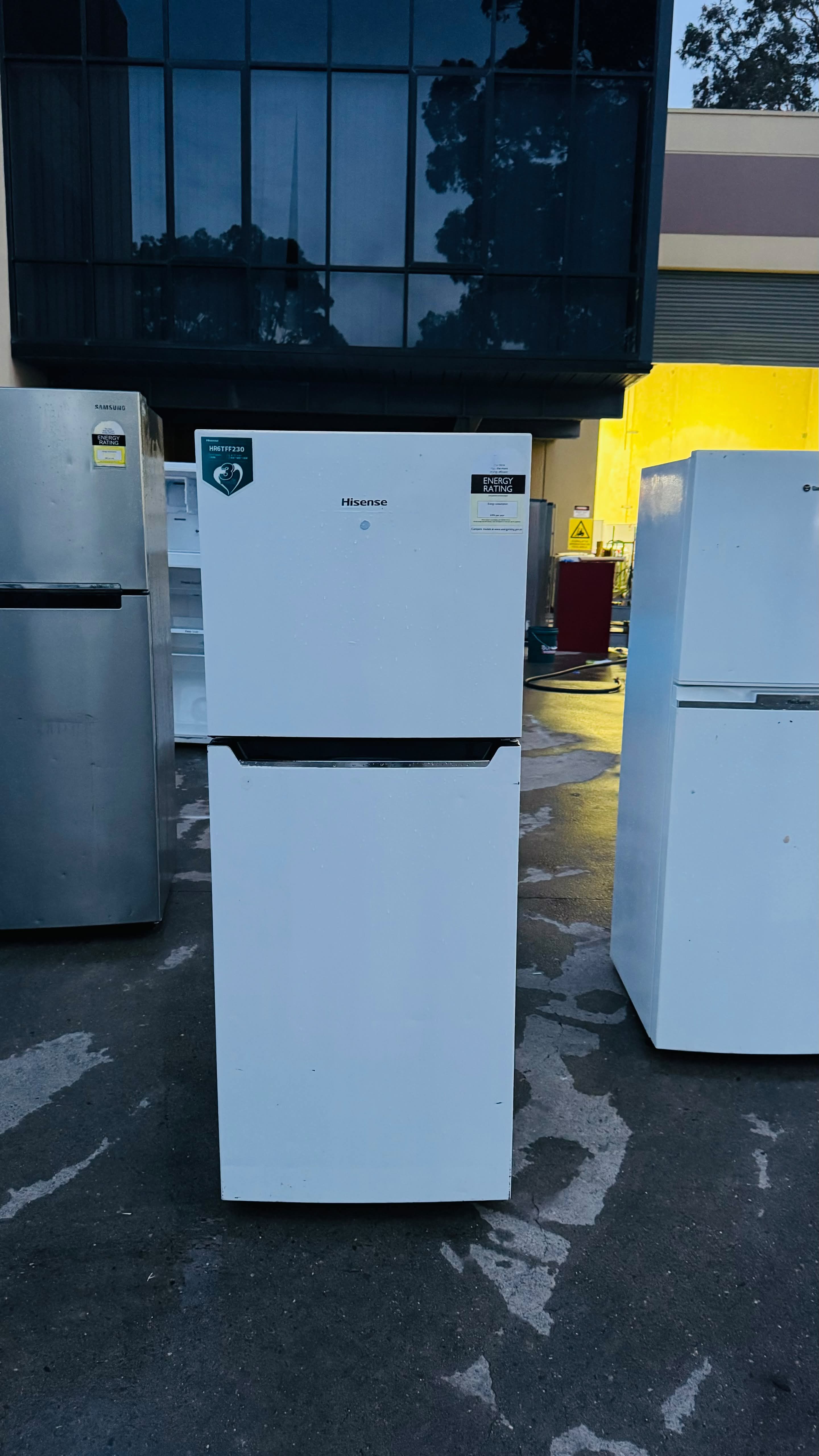 HISENSE 230 LITRES FRIDGE FREEZER
