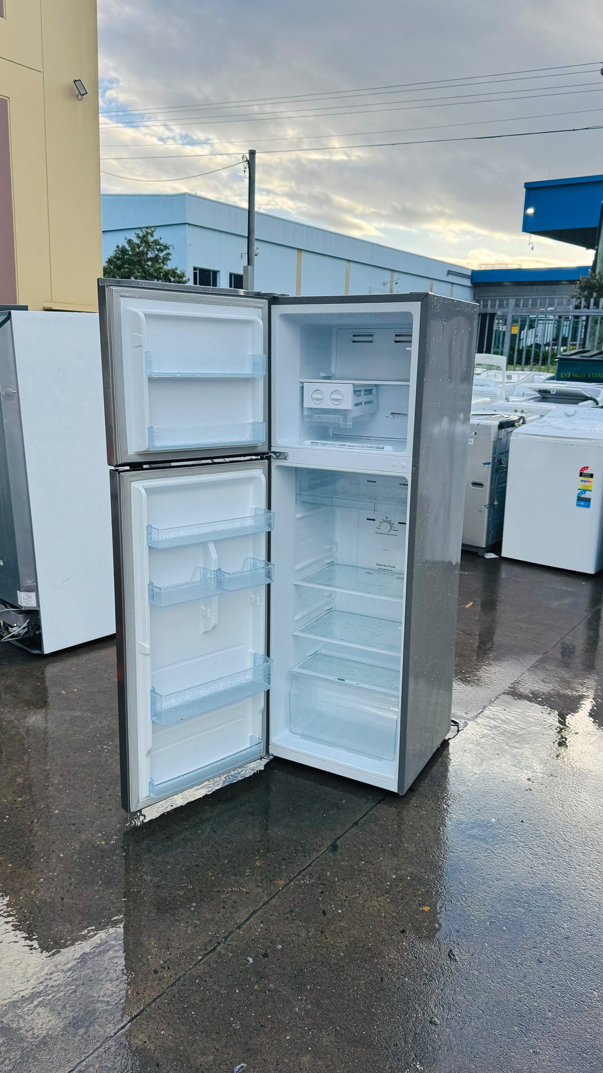 HISENSE 272 LITRES FRIDGE FREEZER