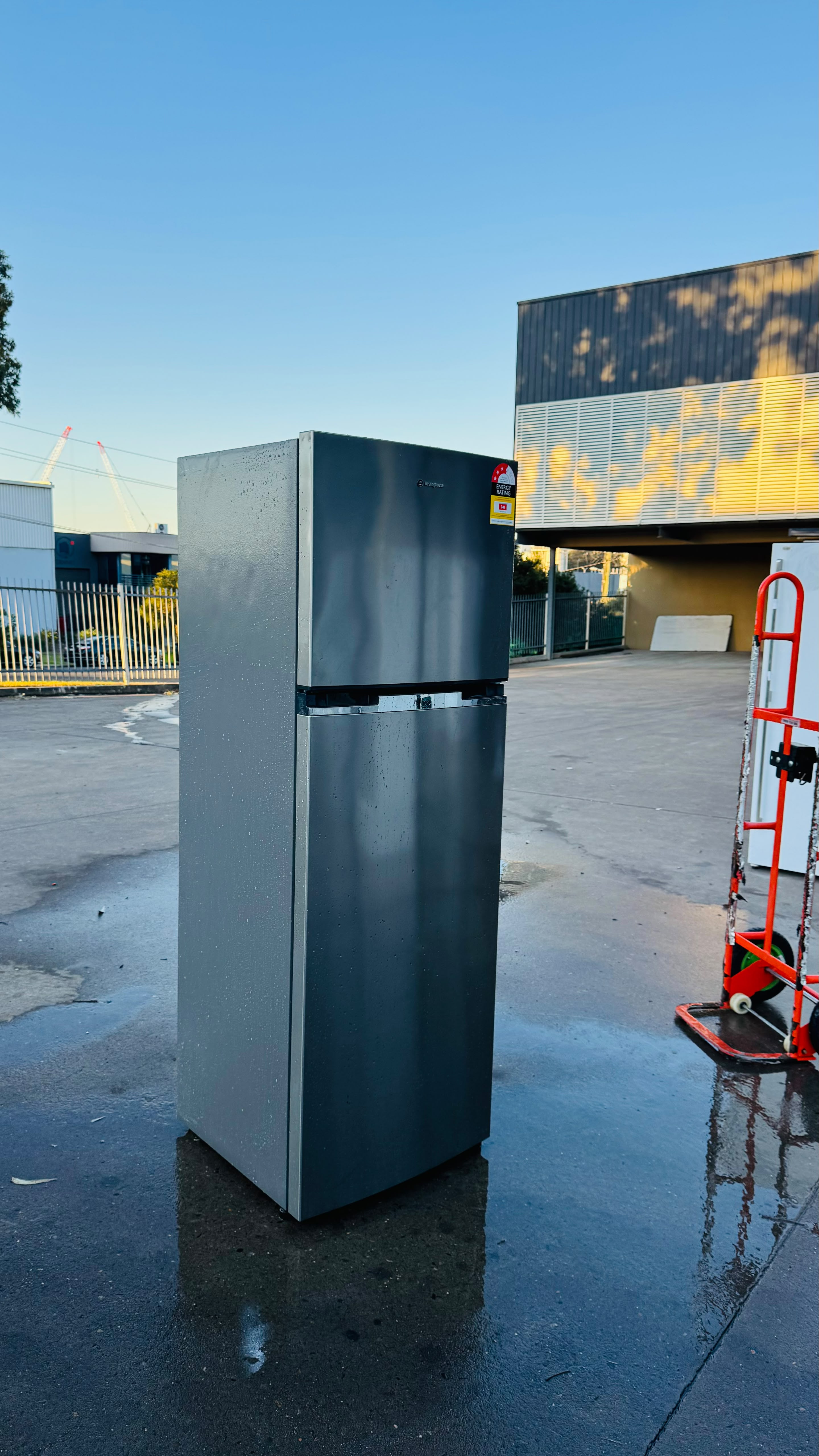 WESTINGHOUSE 370 LITRES FRIDGE FREEZER