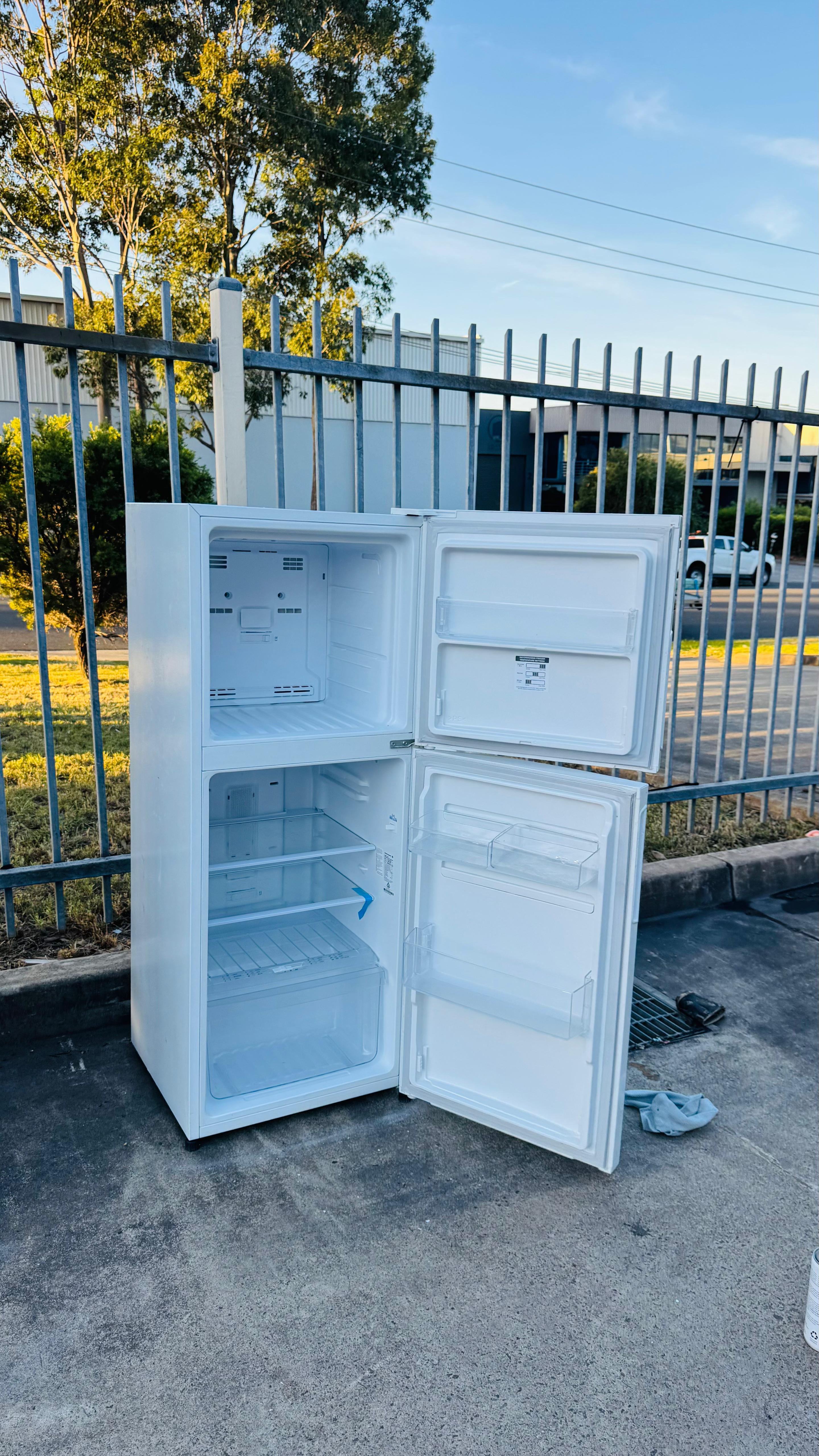 KELVINATOR 231 LITRES FRIDGE FREEZER