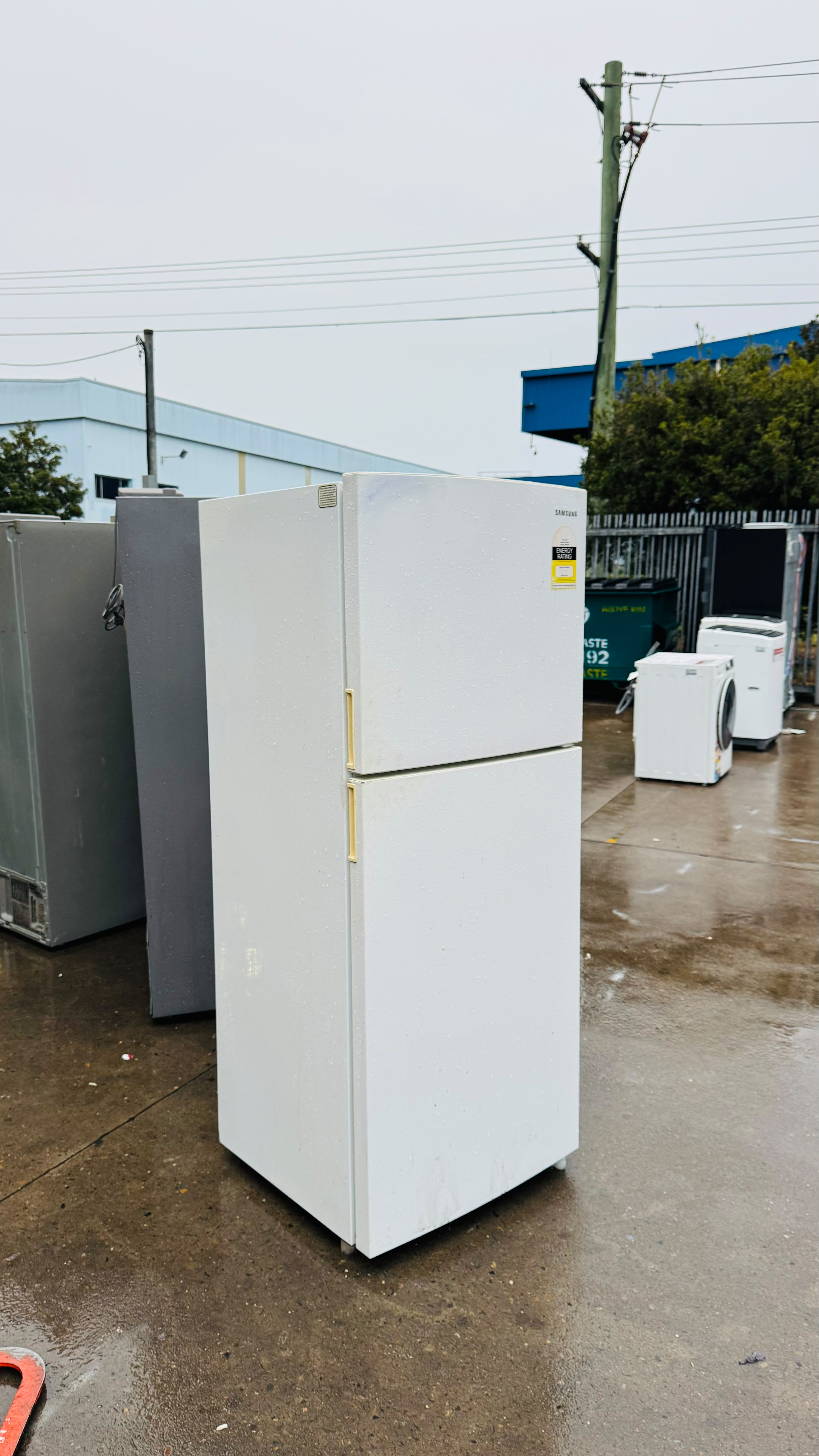 SAMSUNG 365 LITRES FRIDGE FREEZER