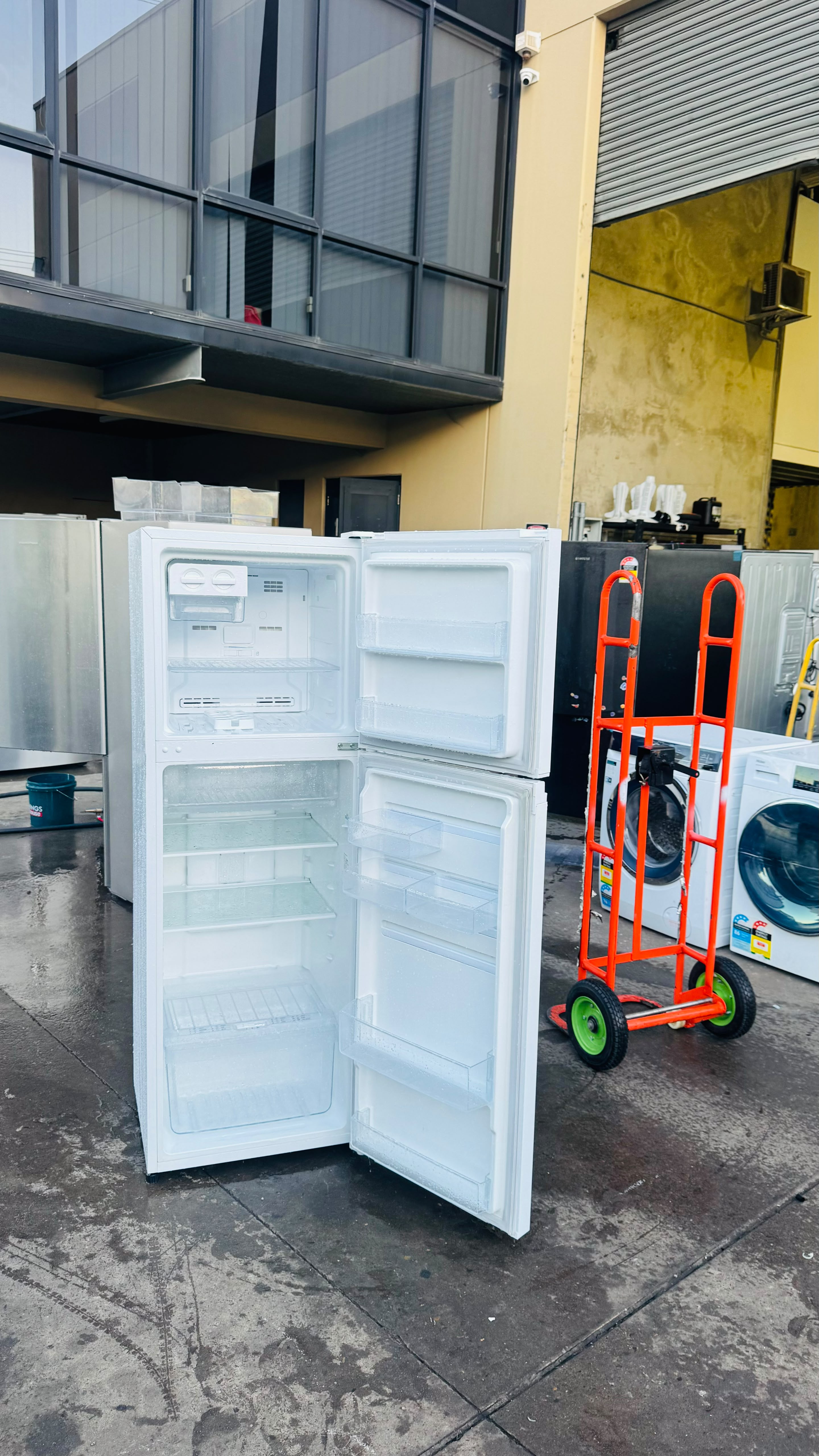 WESTINGHOUSE 276 LITRES FRIDGE FREEZER