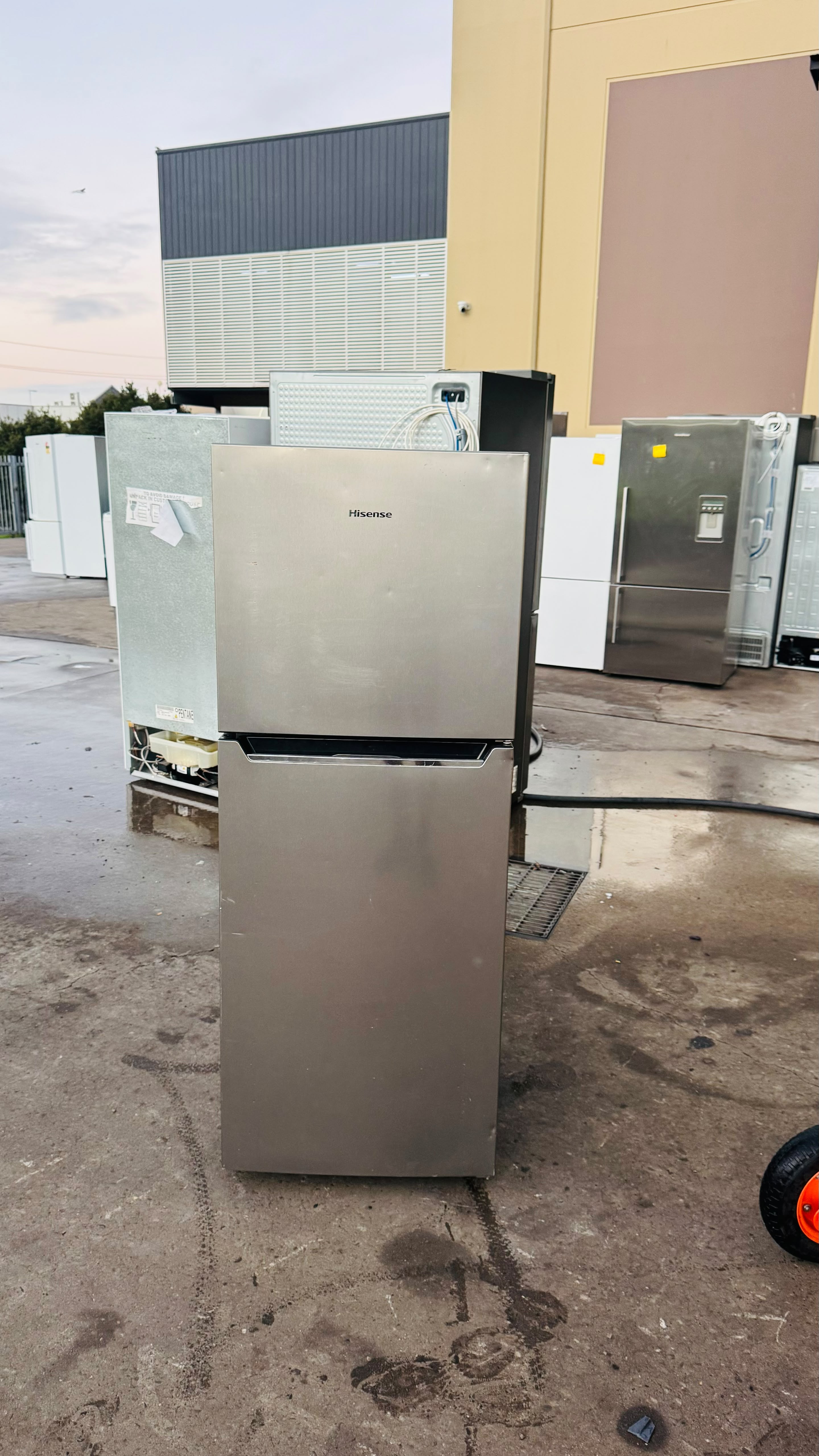 HISENSE 230 LITRES FRIDGE FREEZER