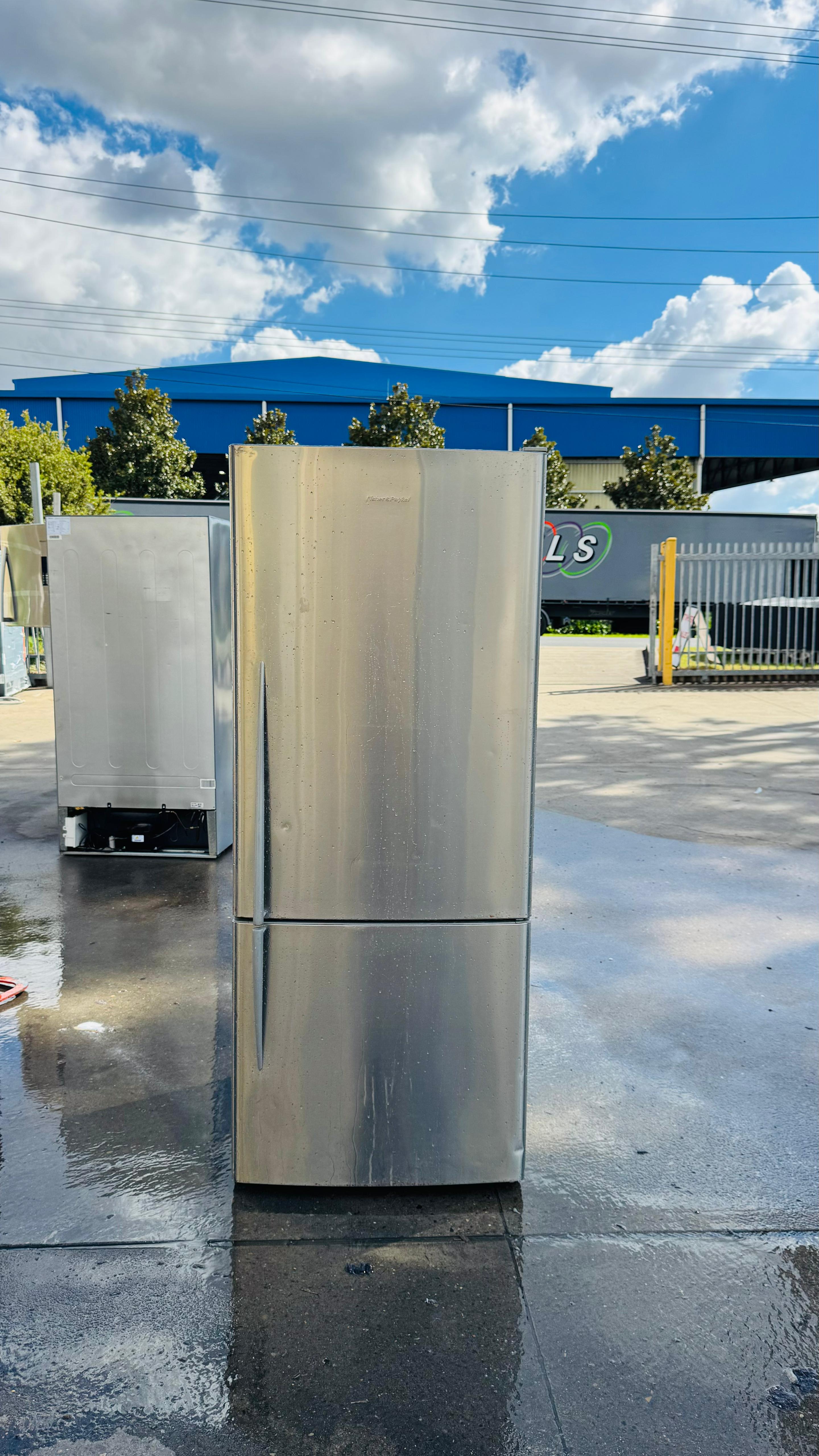 FISHER AND PAYKEL 442 LITRES FRIDGE FREEZER