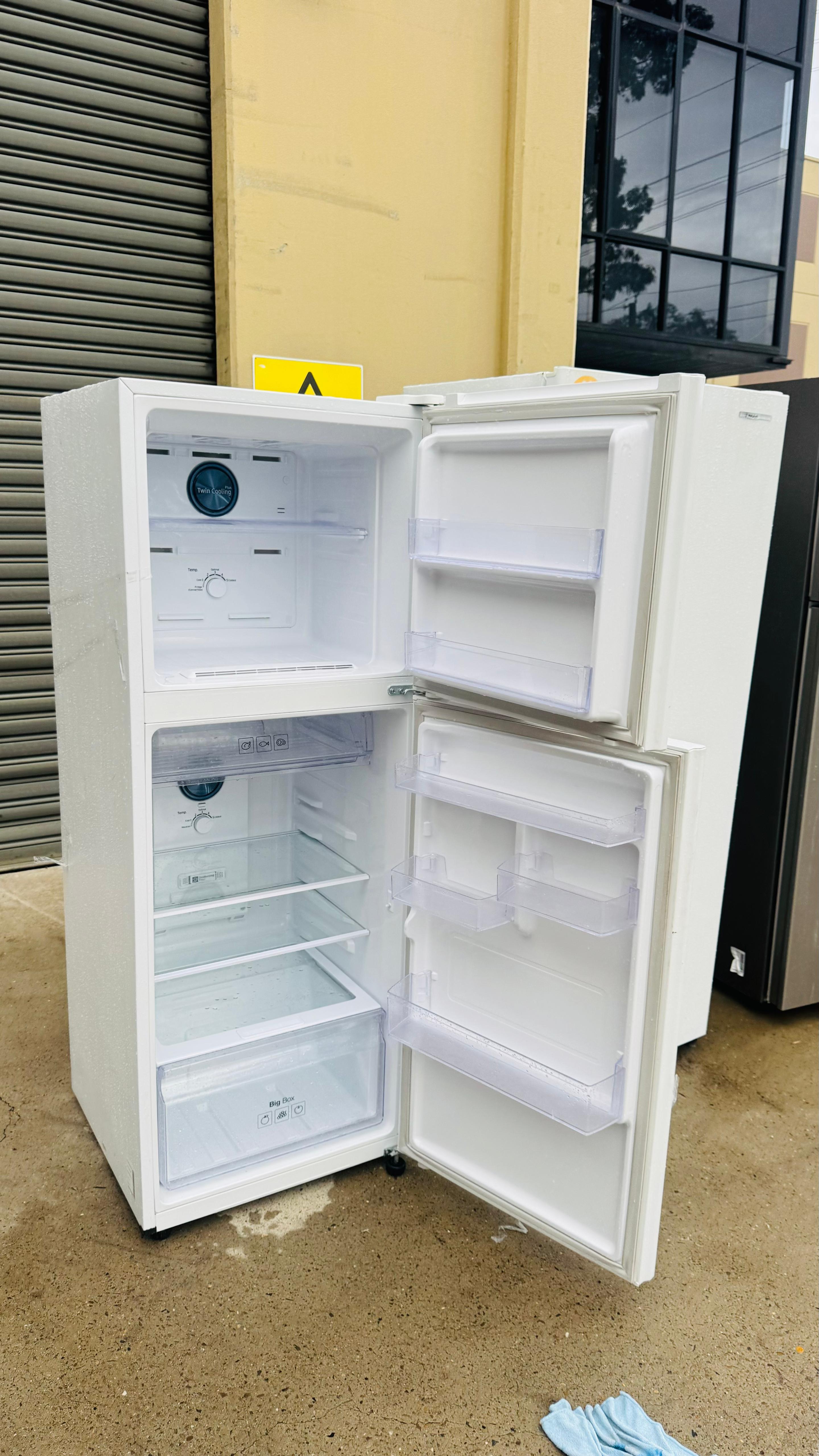 SAMSUNG 318 LITRES FRIDGE FREEZER
