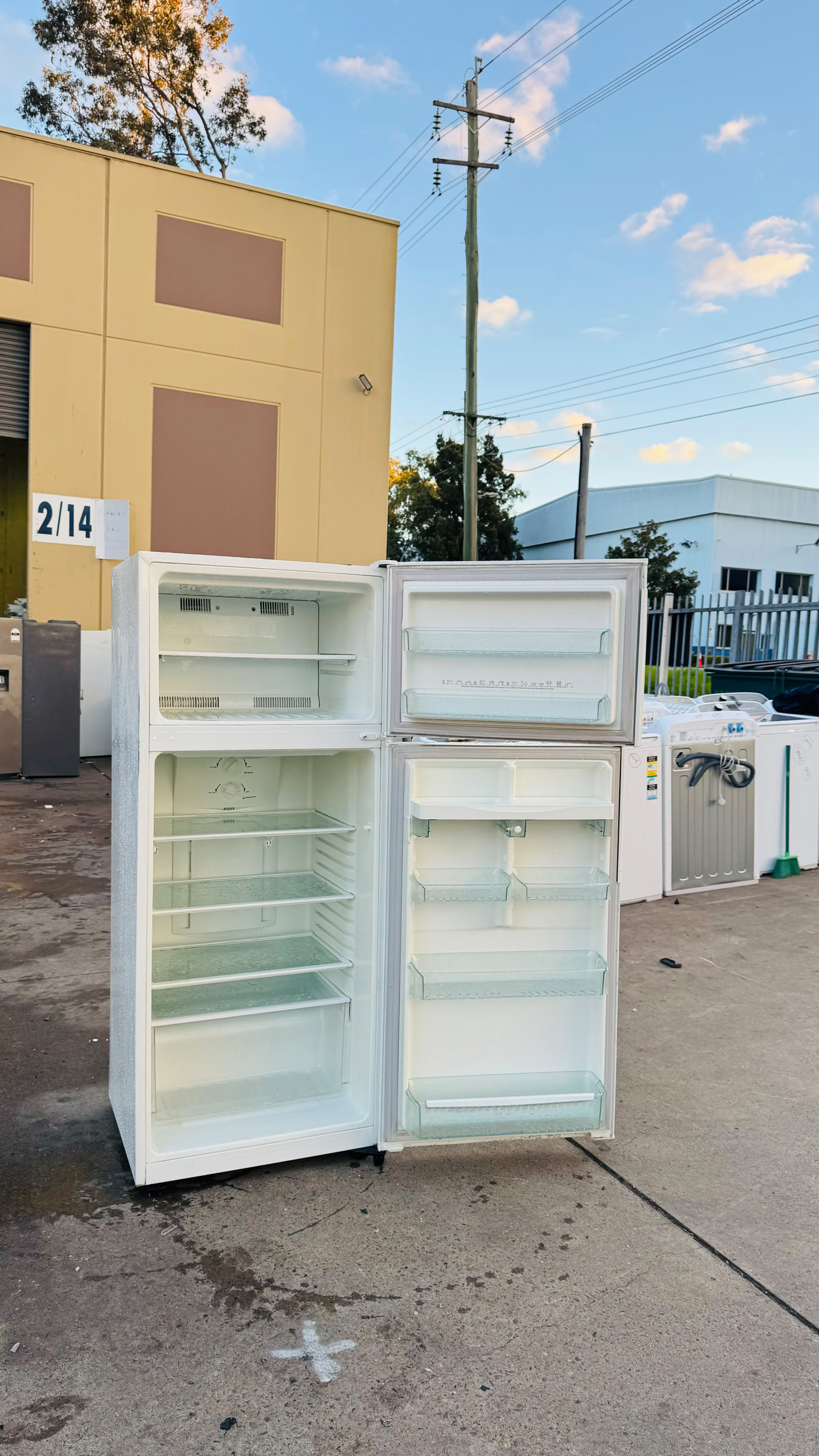 WESTINGHOUSE 440 LITRES FRIDGE FREEZER