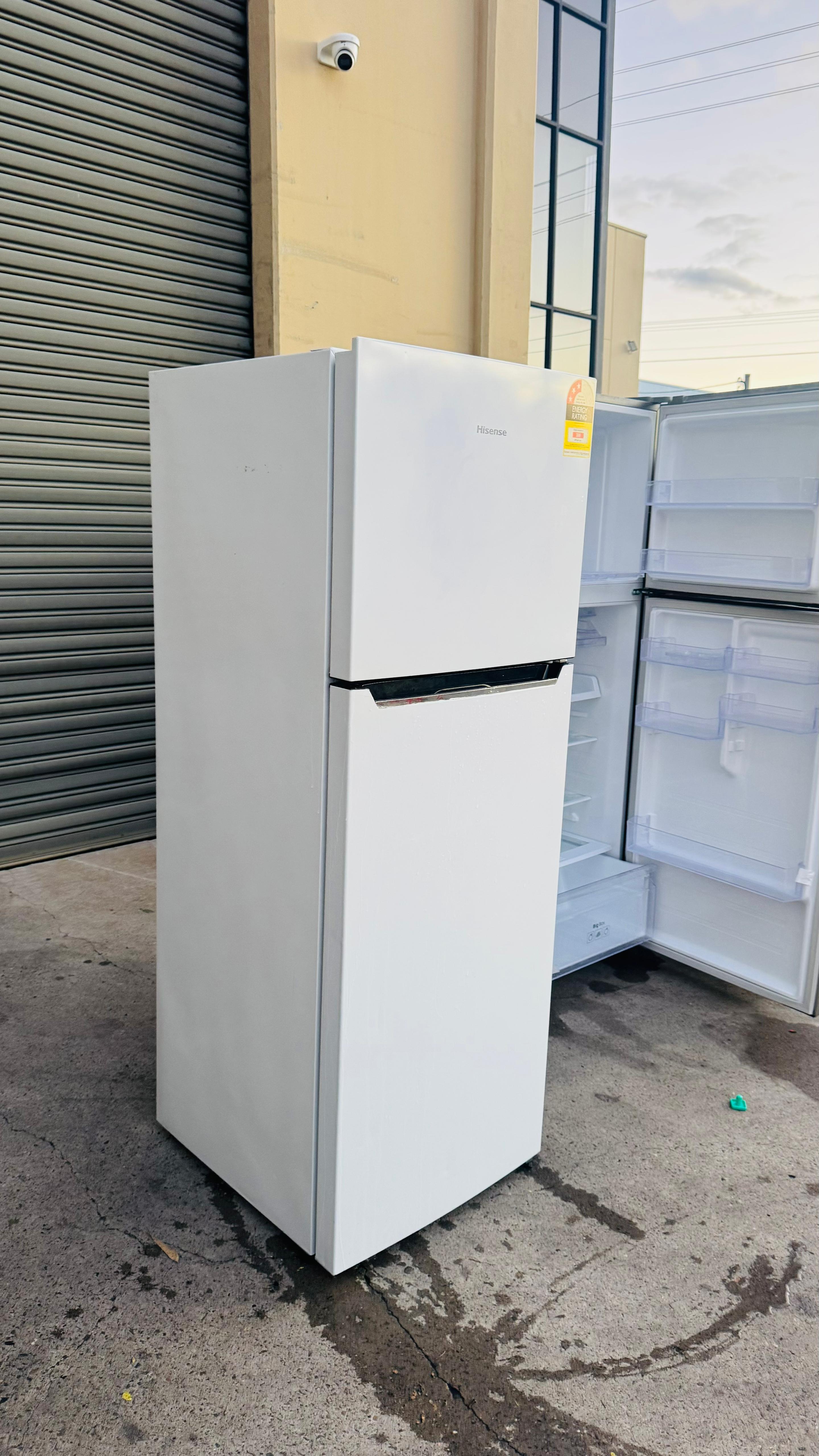 HISENSE 350 LITRES FRIDGE FREEZER